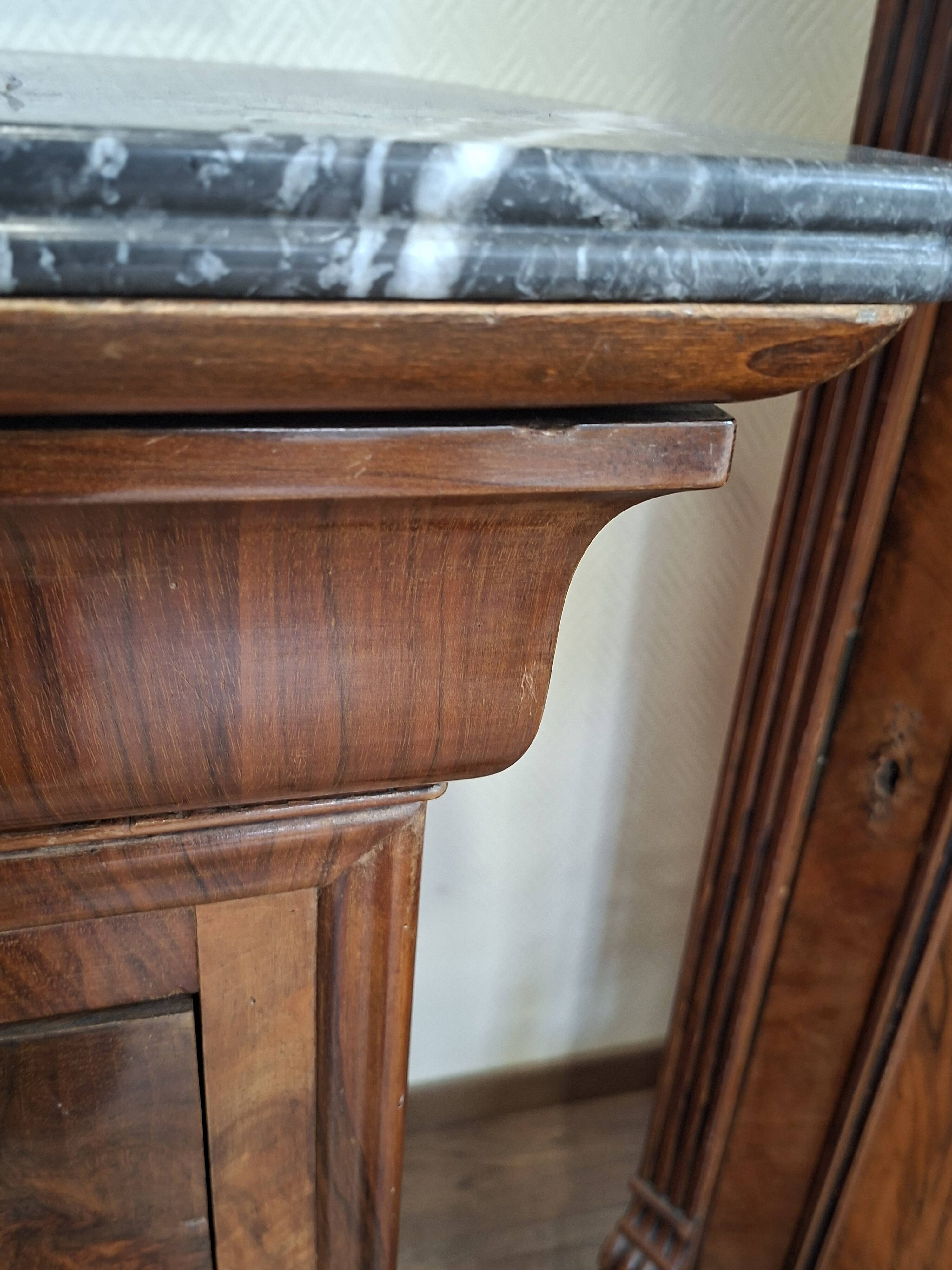 Commode Louis-Philippe en noyer loupe et marbre noir - XIXe siècle