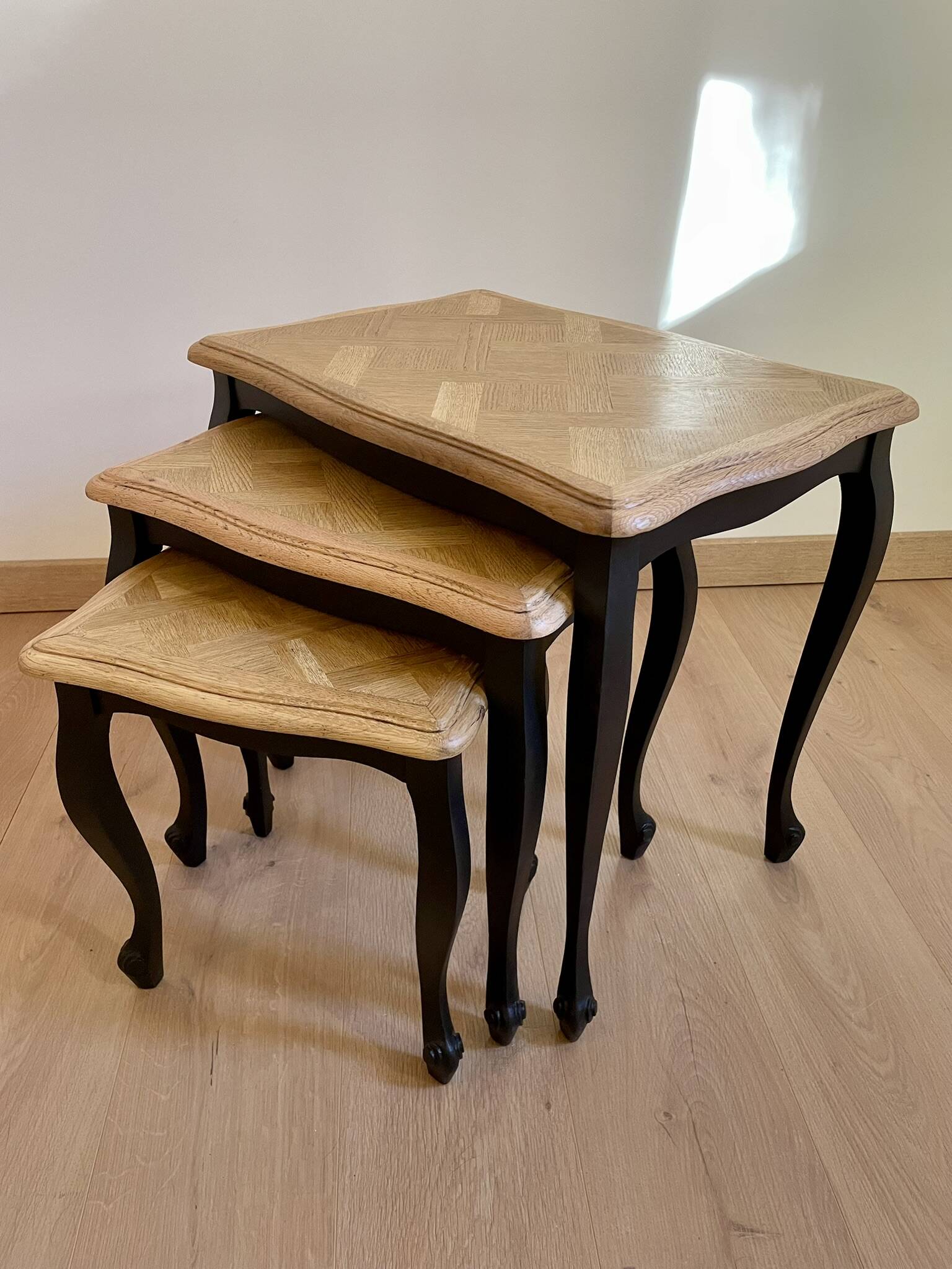 Nesting coffee tables