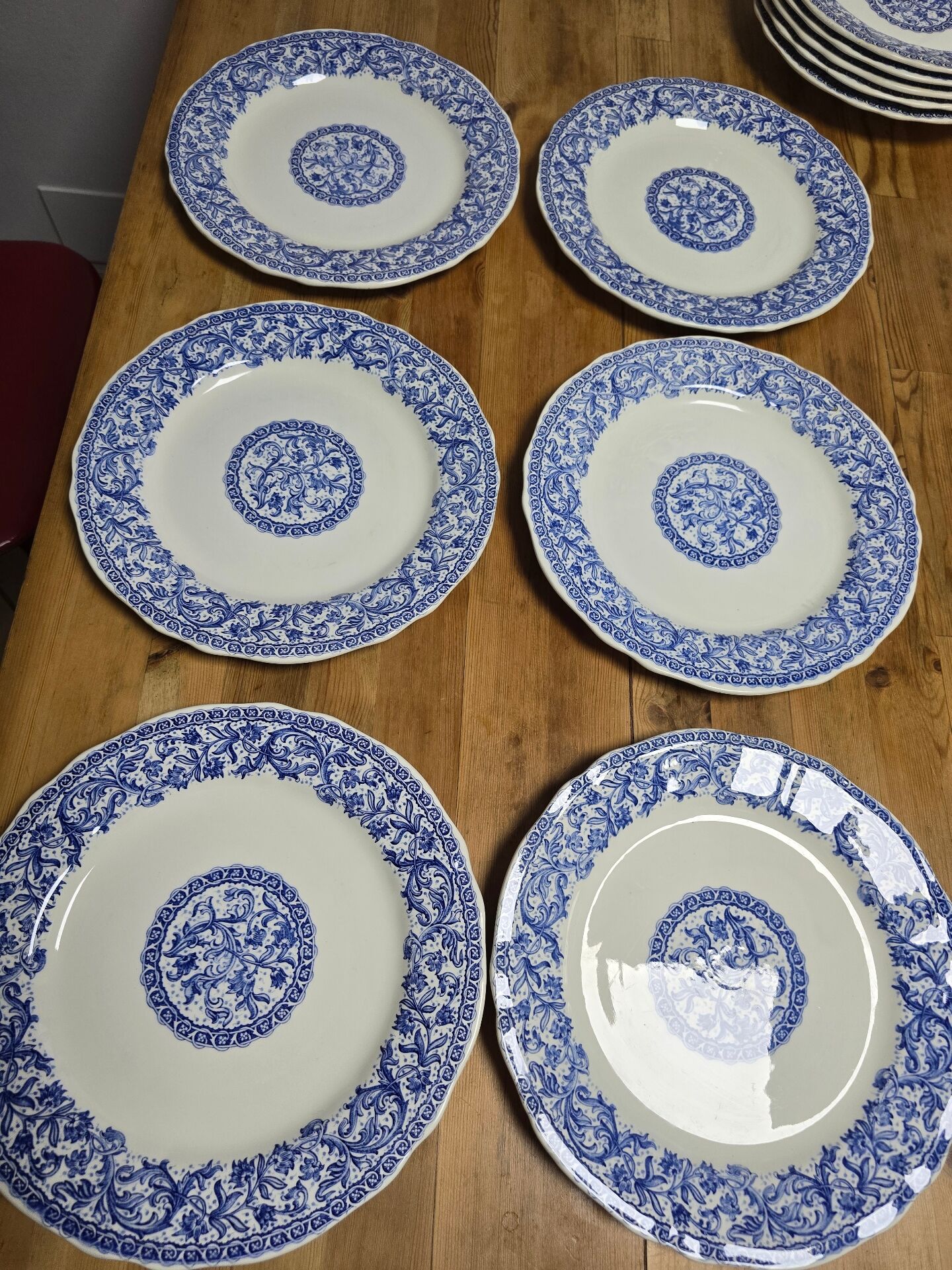 Flat plates Gien with blue patterns in perfect condition.