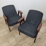 Paire de fauteuils 366 conçus dans les années 1960 par Jozef Chierowski