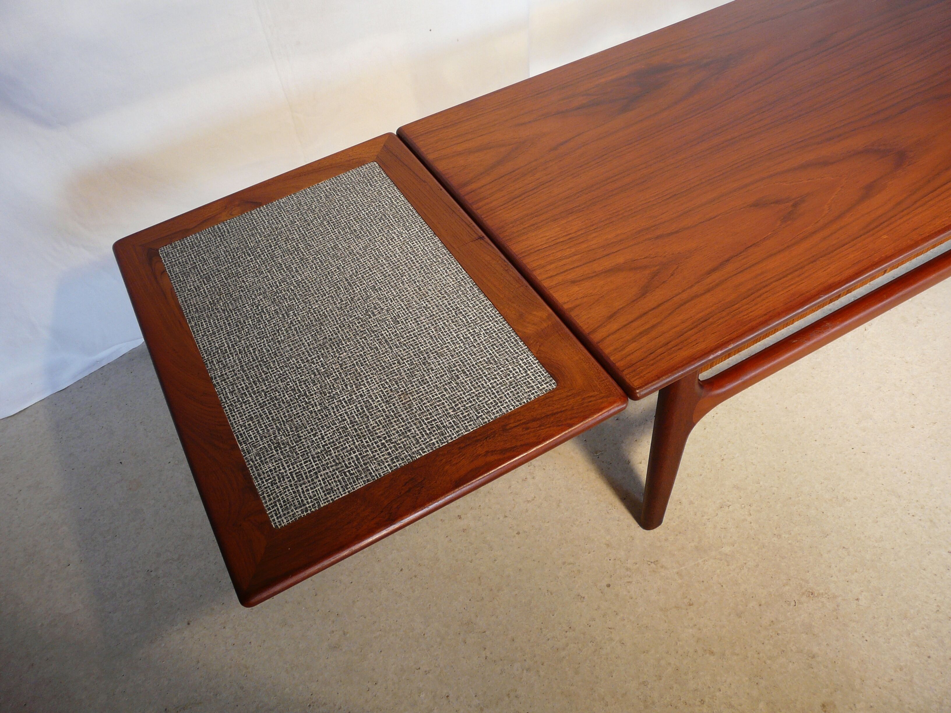 Expandable Scandinavian teak coffee table