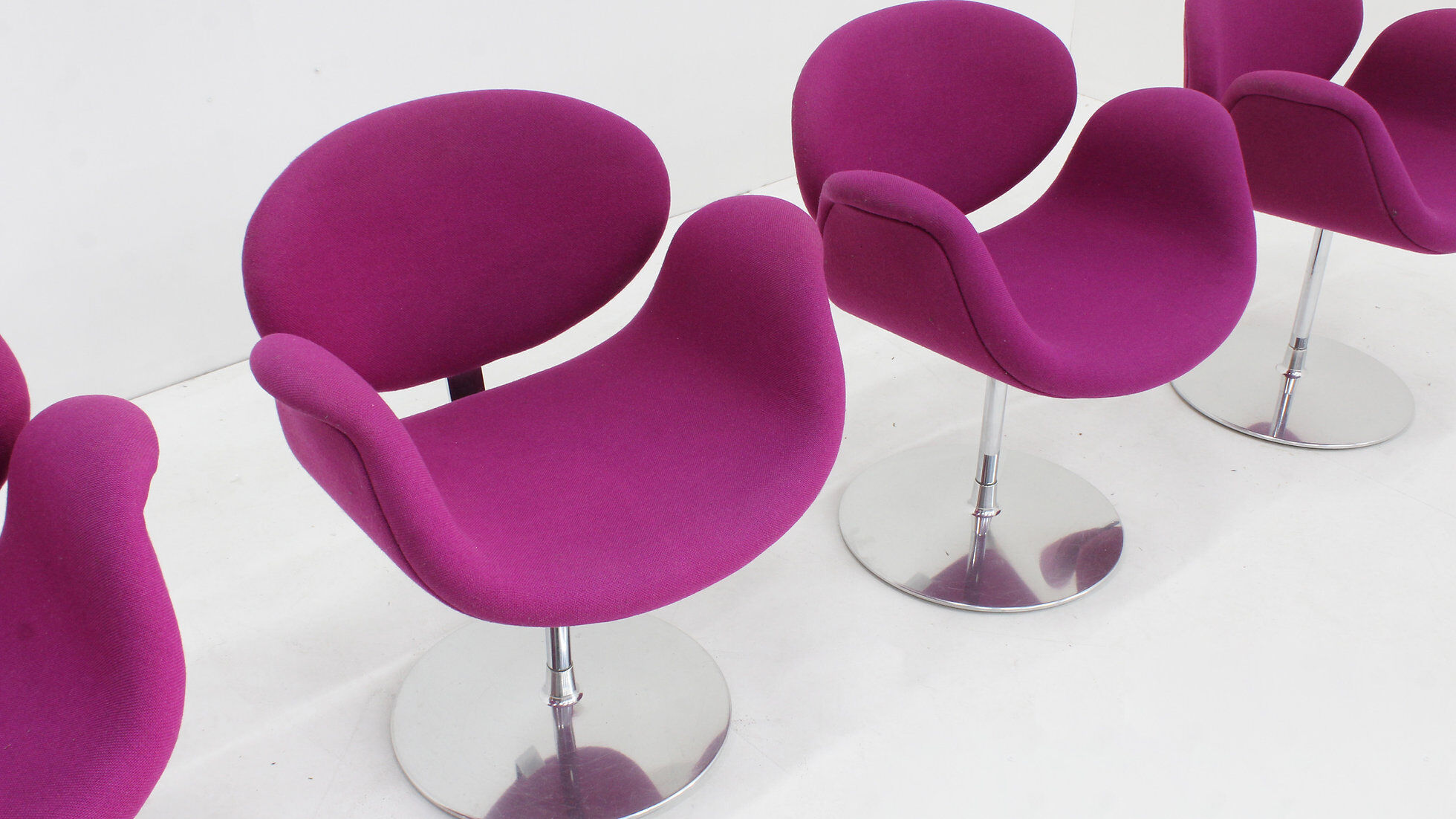 Set of 4 Artifort Little Tulip swivel dining room chairs by Pierre Paulin