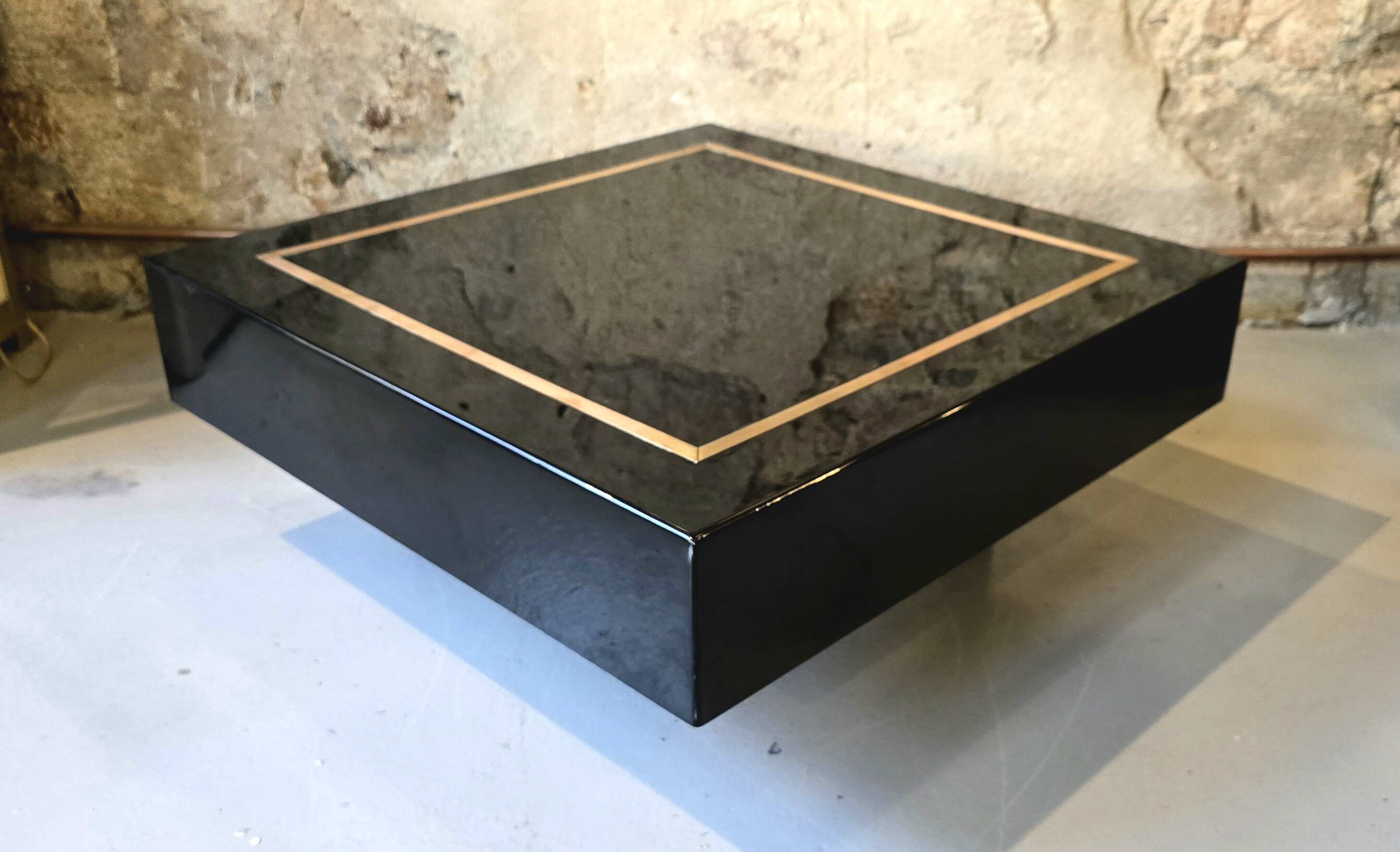 Table basse carrée en laque noire et laiton-Jean-Claude Mahey