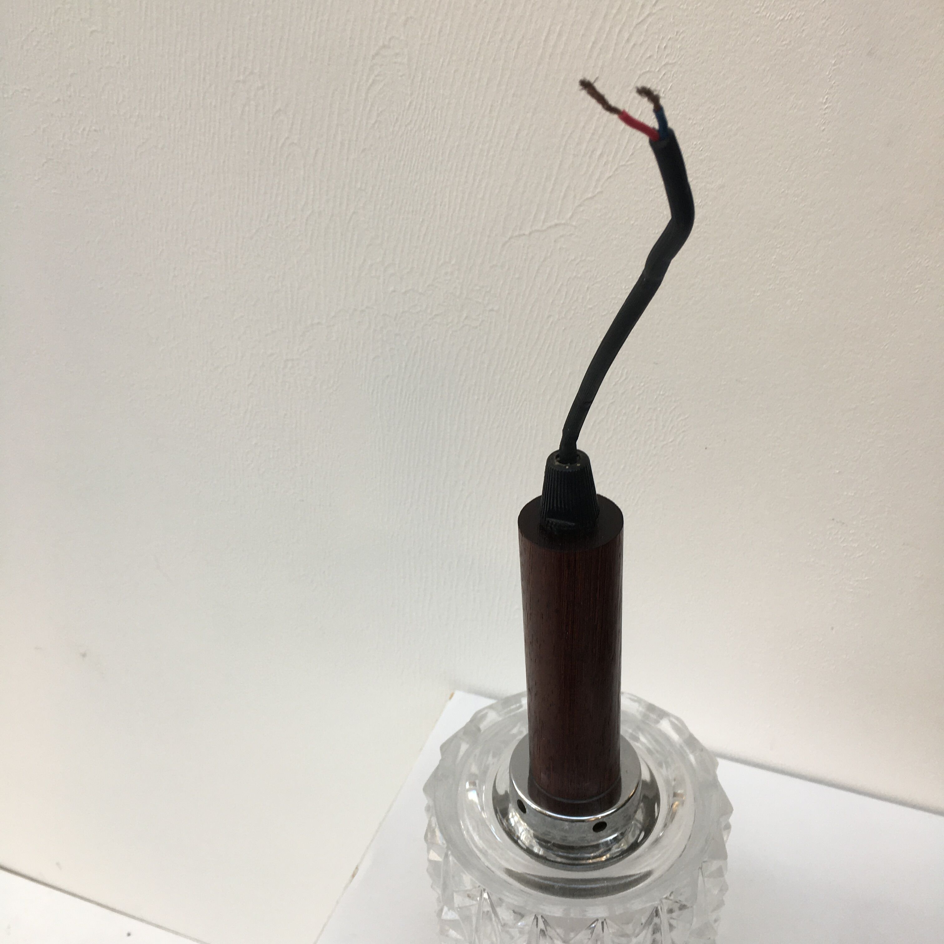 Scandinavian pendant lamp in molded glass and teak