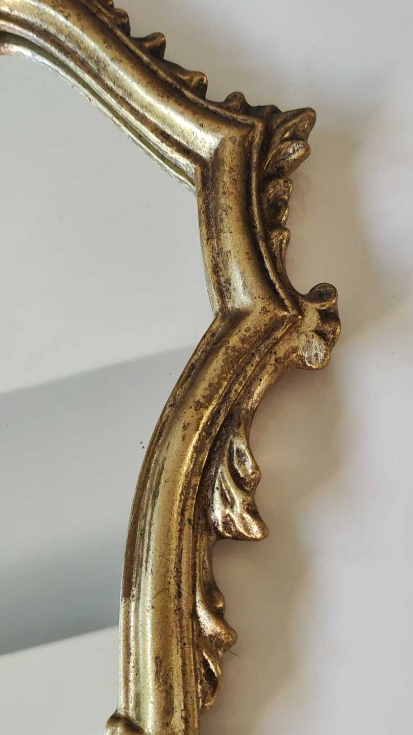 Classic Baroque/Louis XV style mirror. In old gold patinated wood. Palmette/Scroll/Blazon motif decor. Dim 46 x 27 cm