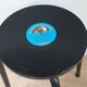 Tabouret d'école rénové avec vinyle