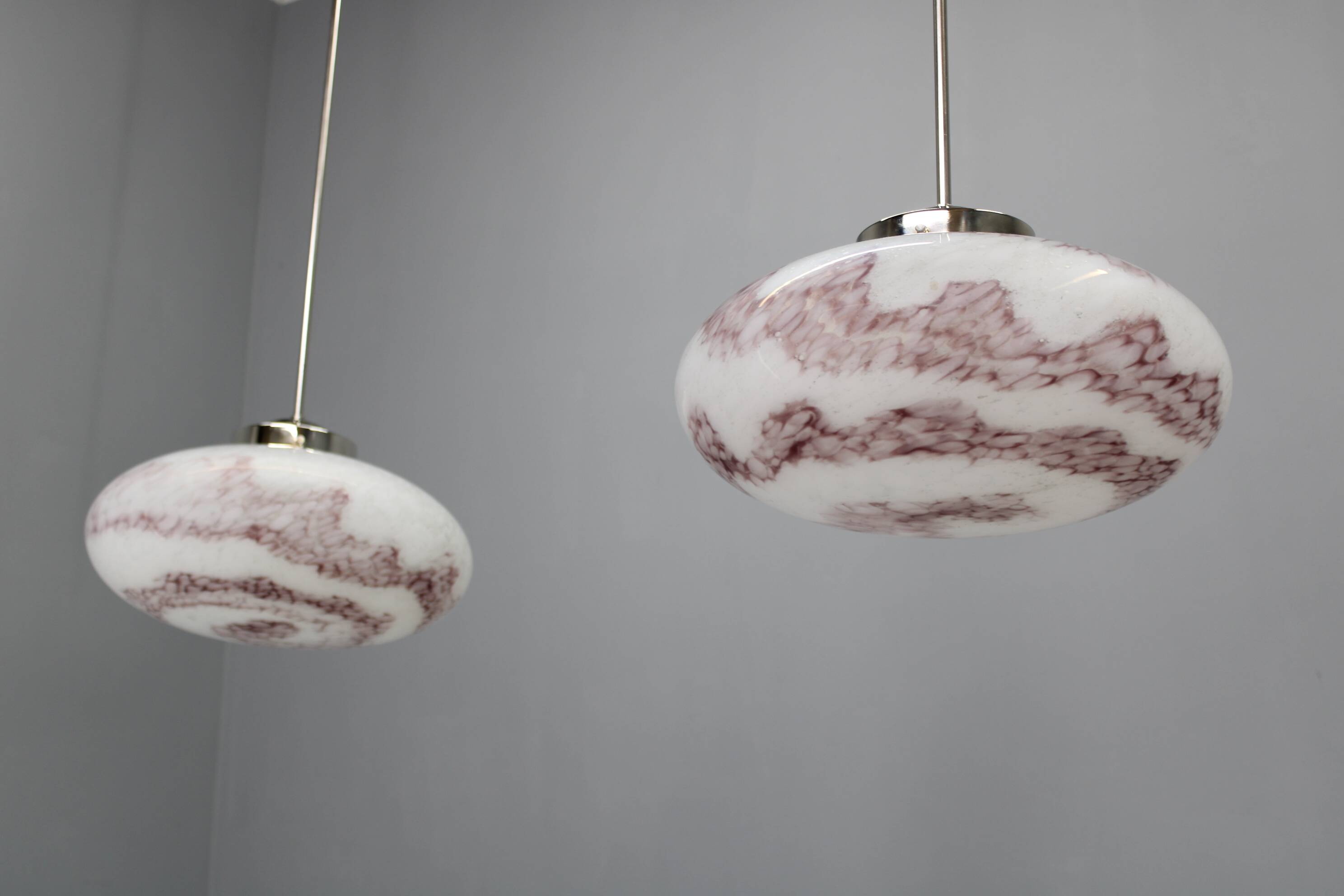 Paire de suspensions tchèques des années 1970, en verre soufflé et chrome, recâblées, reconditionnées