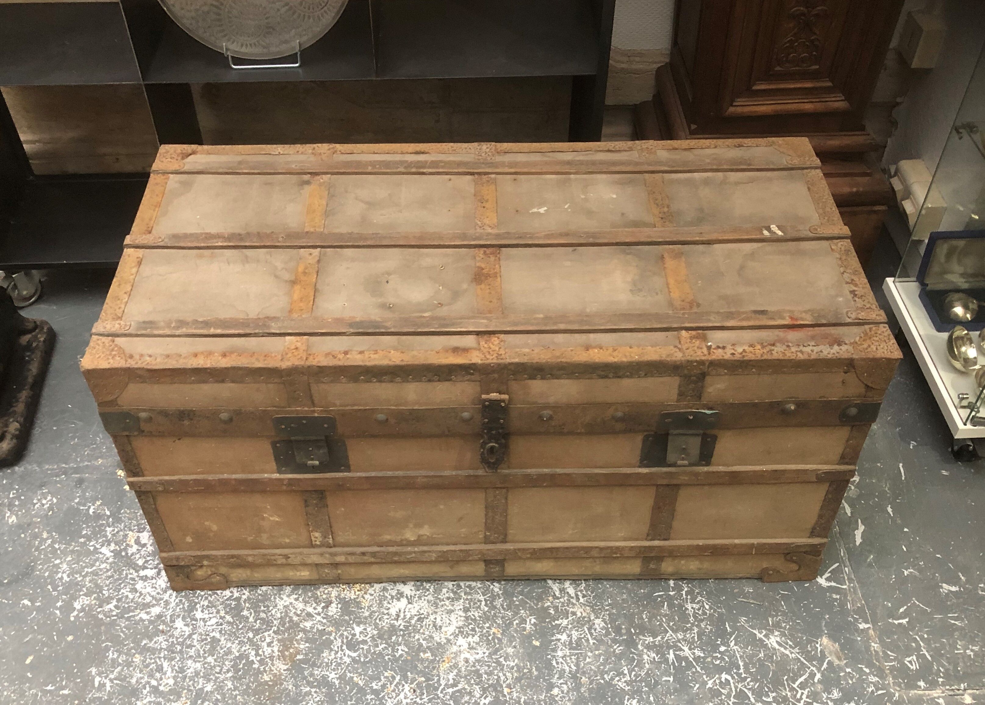 Travel trunk in wood, metal and canvas chest