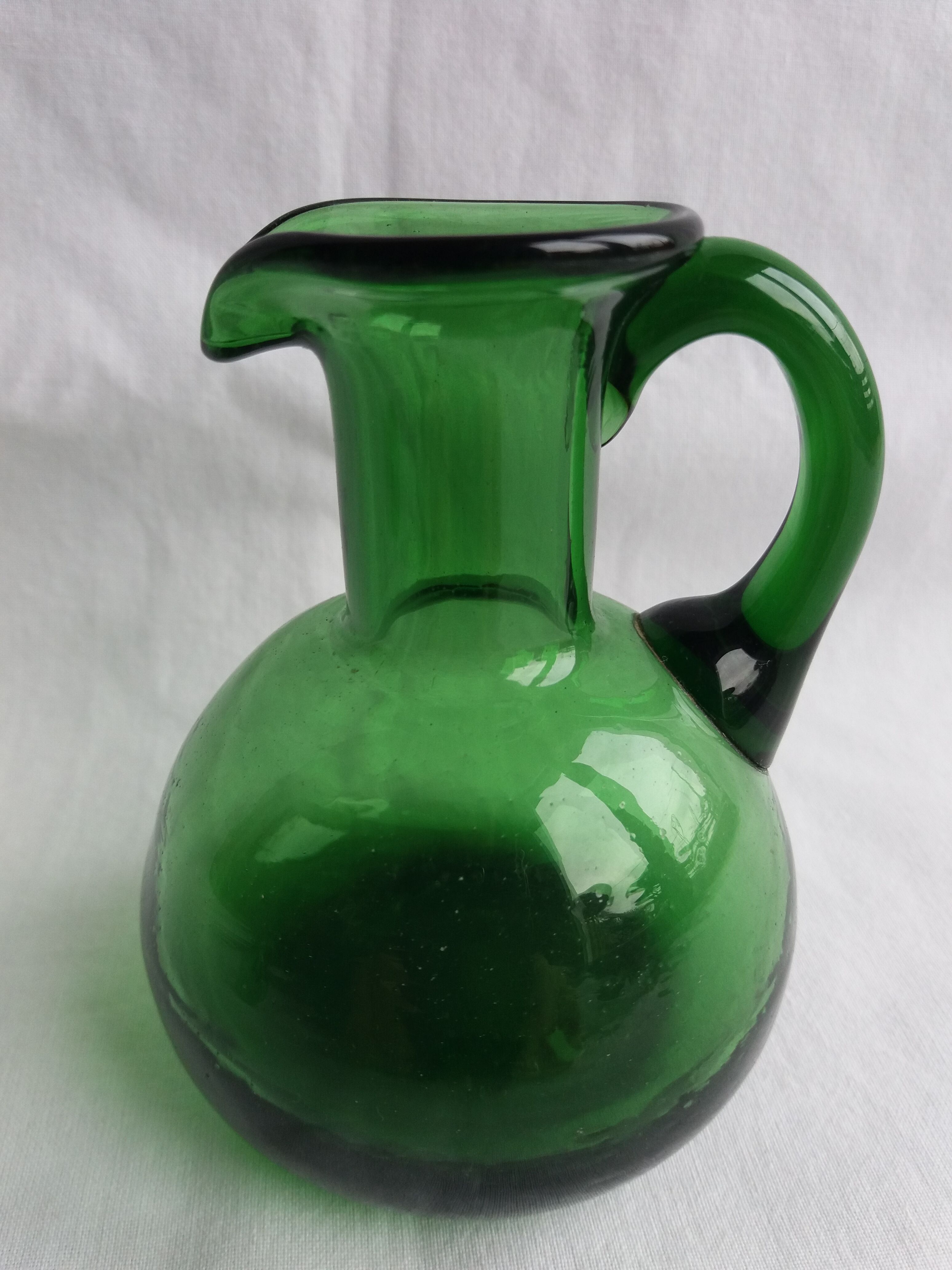 Pichet fiole de chimie en verre vert
