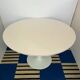 Table à manger blanche pied tulipe attribuée à Maurice Burke