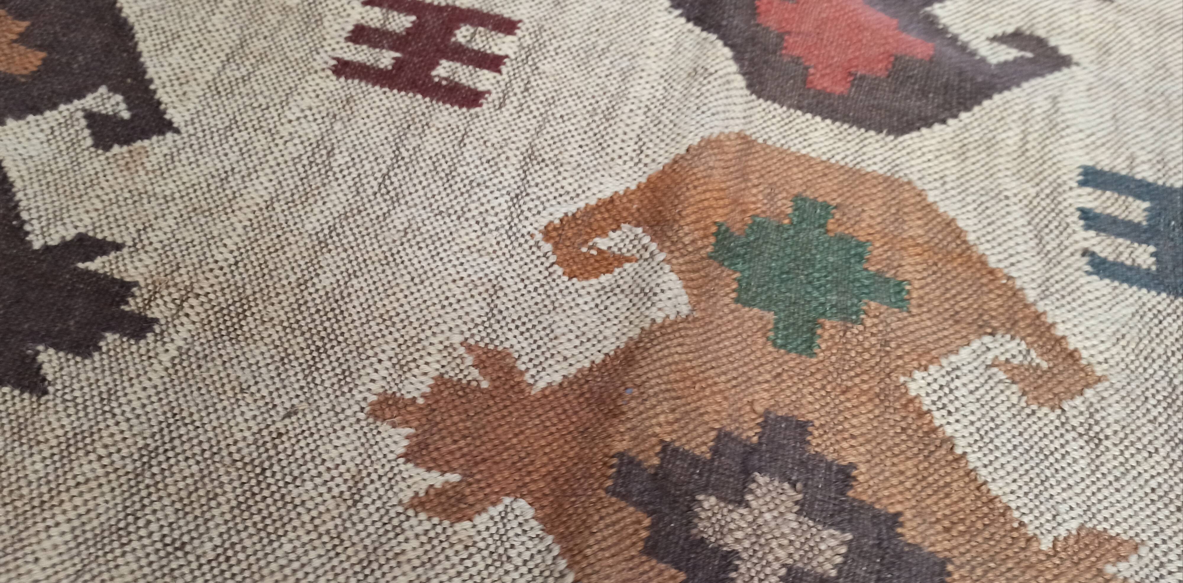Tapis kilim en toile de jute et coton. 185cm x 285cm