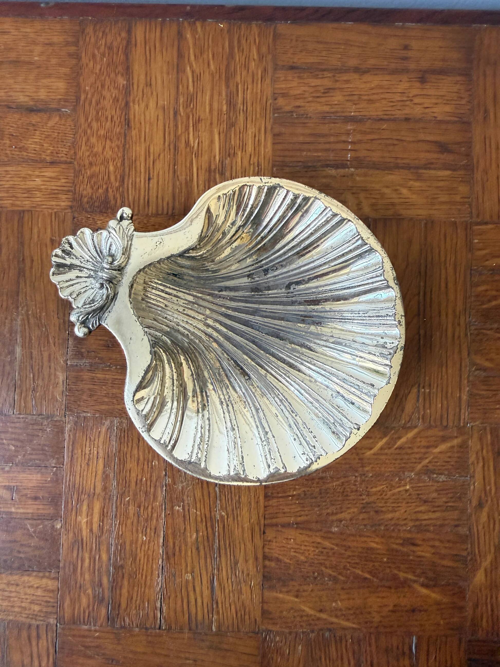 Silver-plated shell dish