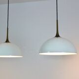 Paire de suspensions en laiton et verre opale blanc par Florian Schulz