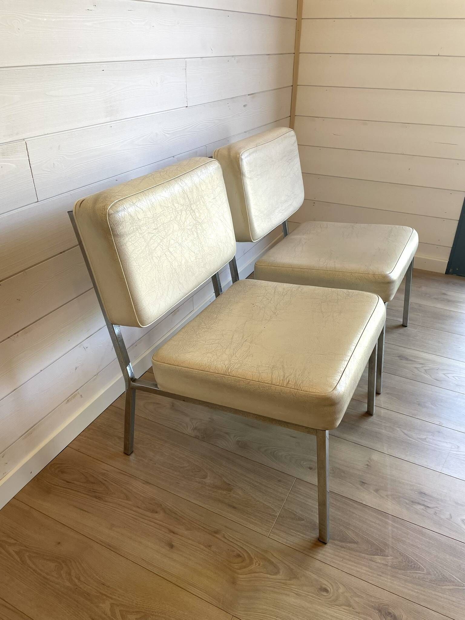 2 vintage chairs in white faux leather and chrome tube - Mid-Century 70s design