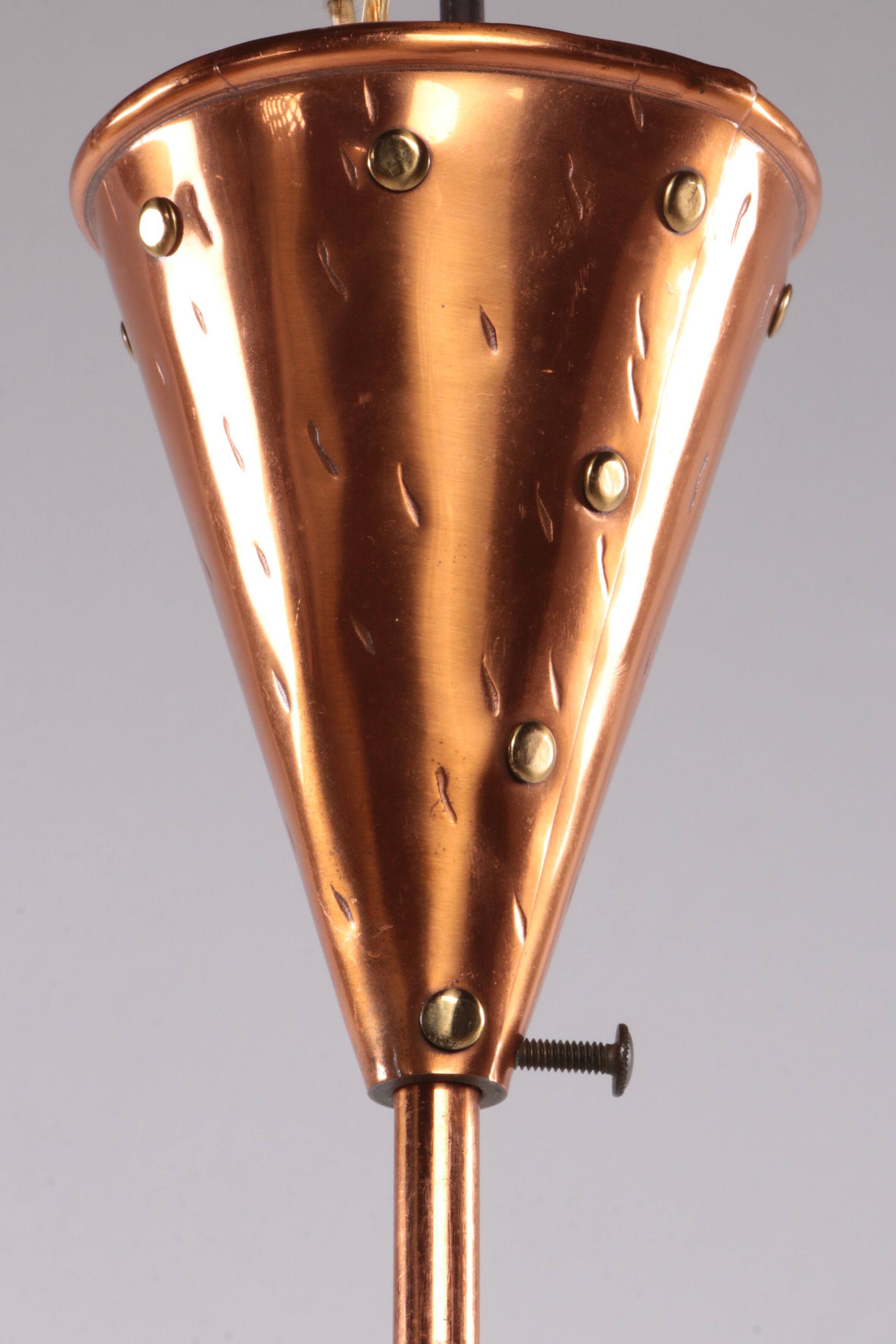Lampe suspendue en cuivre martelé à la main danoise par E.S Horn Aalestrup, années 1950.