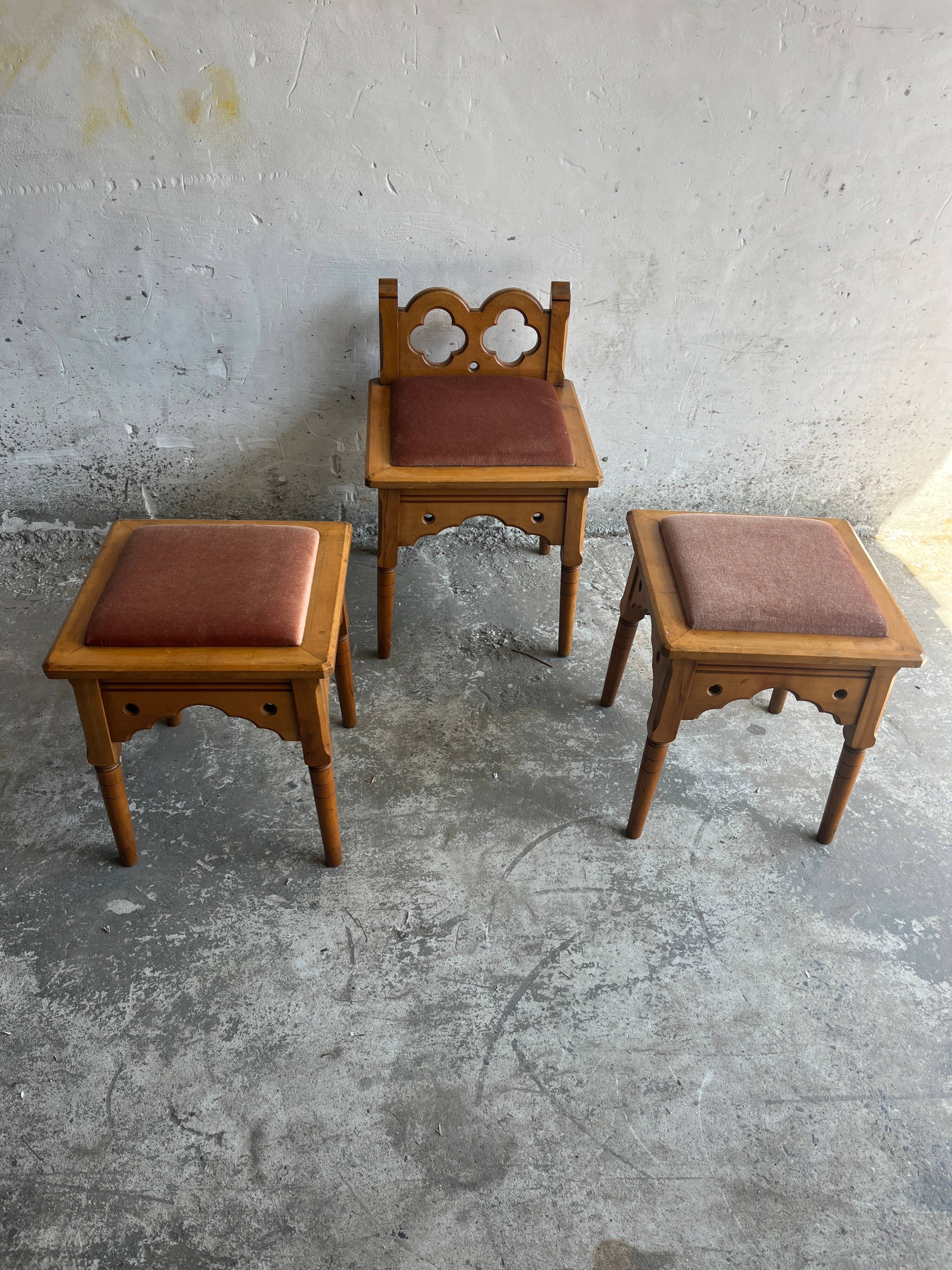 Lot de 3 tabourets rustiques néogothiques, années 1970