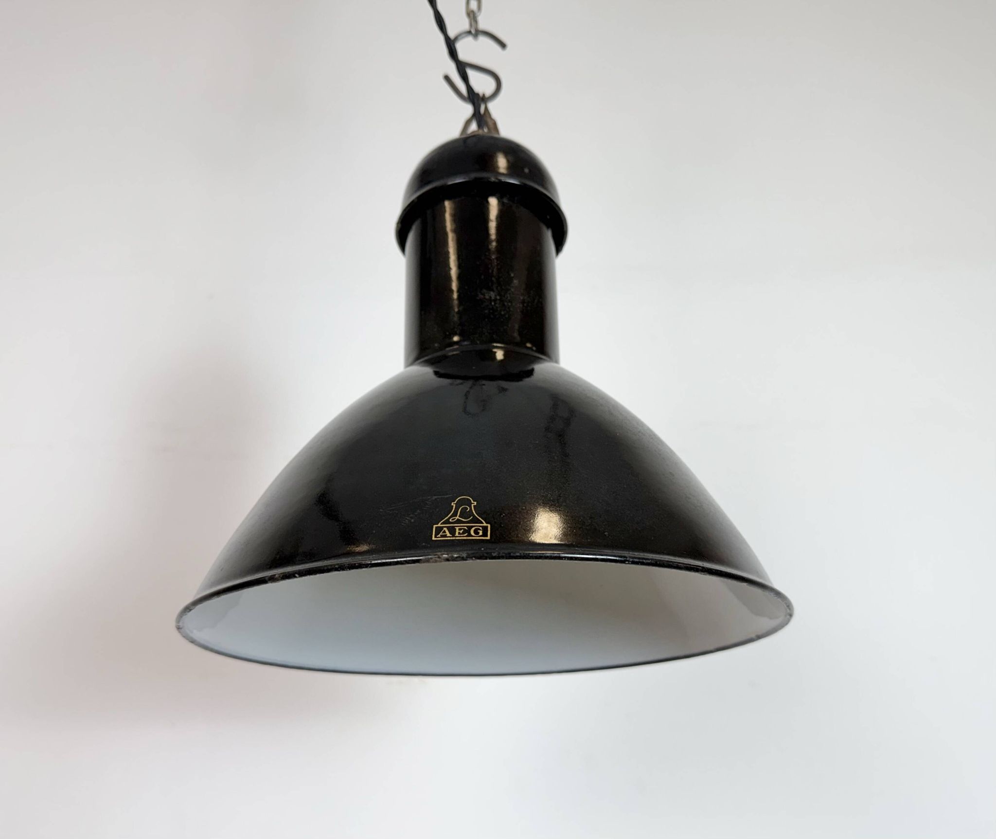 Lampe suspendue industrielle en émail noir de AEG, années 1930