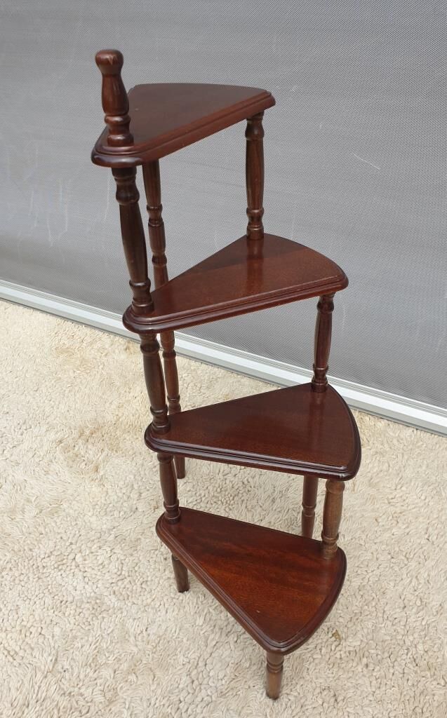 Display 4 spiral shelves