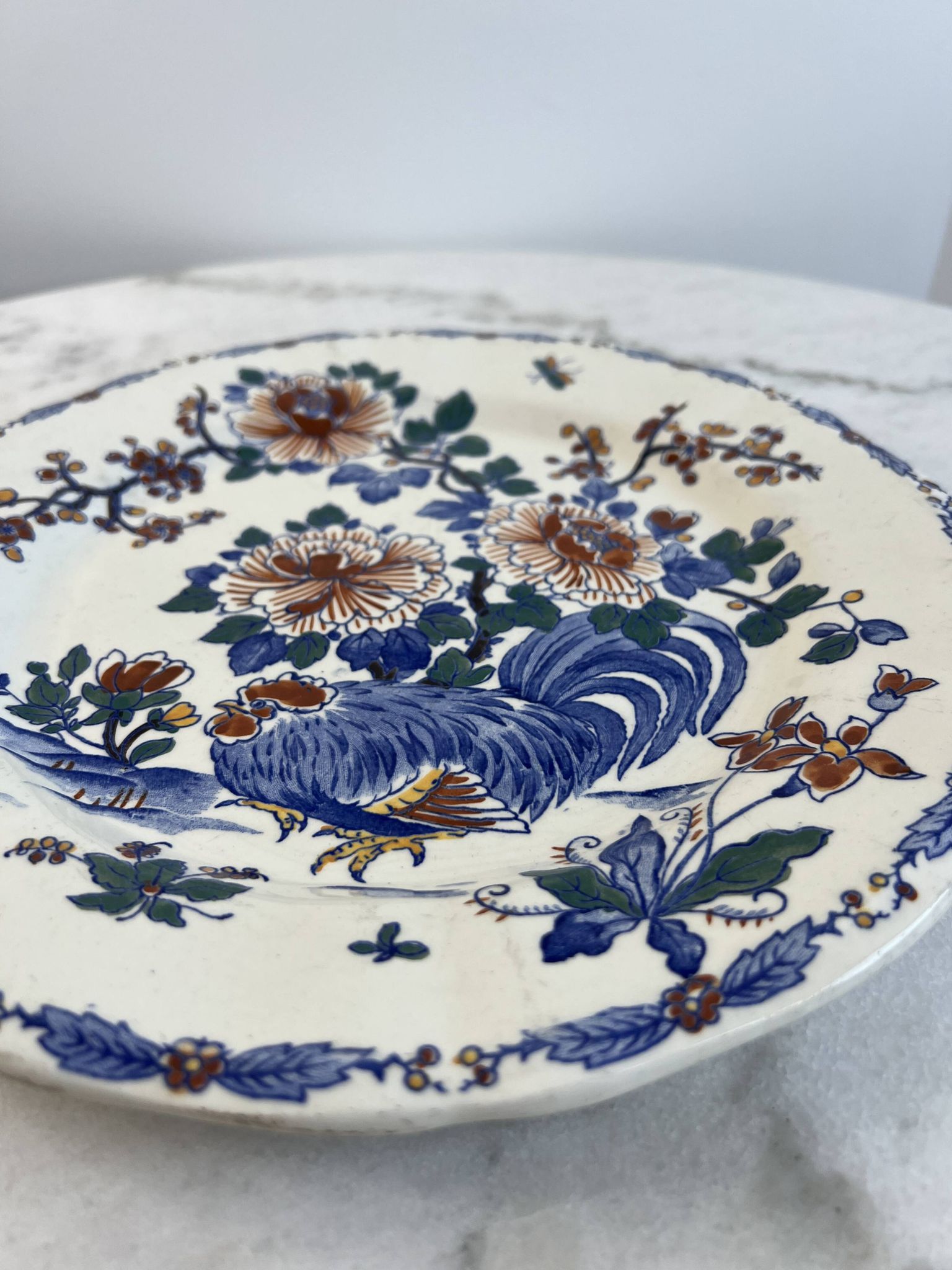Assiette ancienne en faïence de Gien — modèle “Coq aux Pivoines”