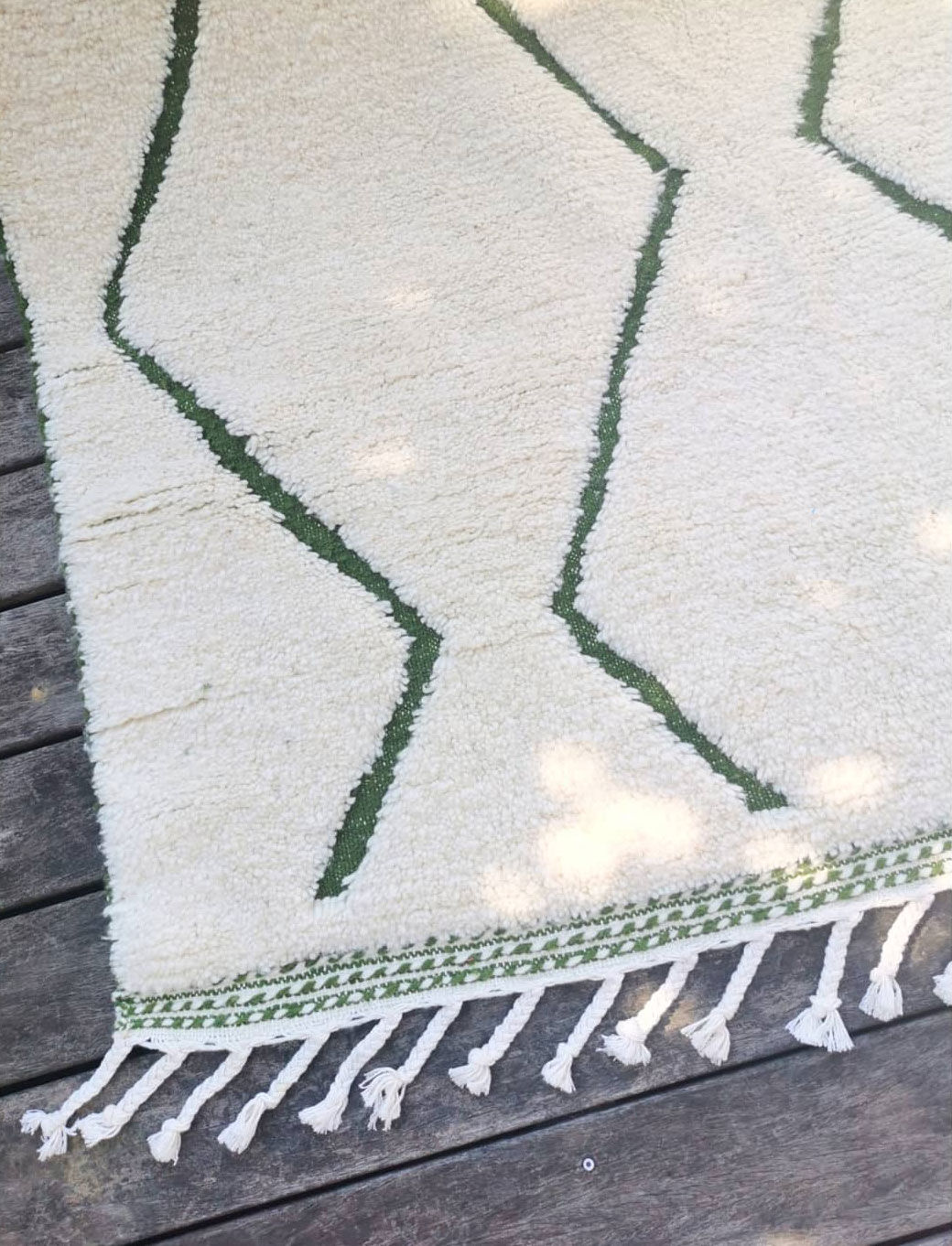 Magnificent Berber carpet Béni Ouarain green and white with diamonds and braided border