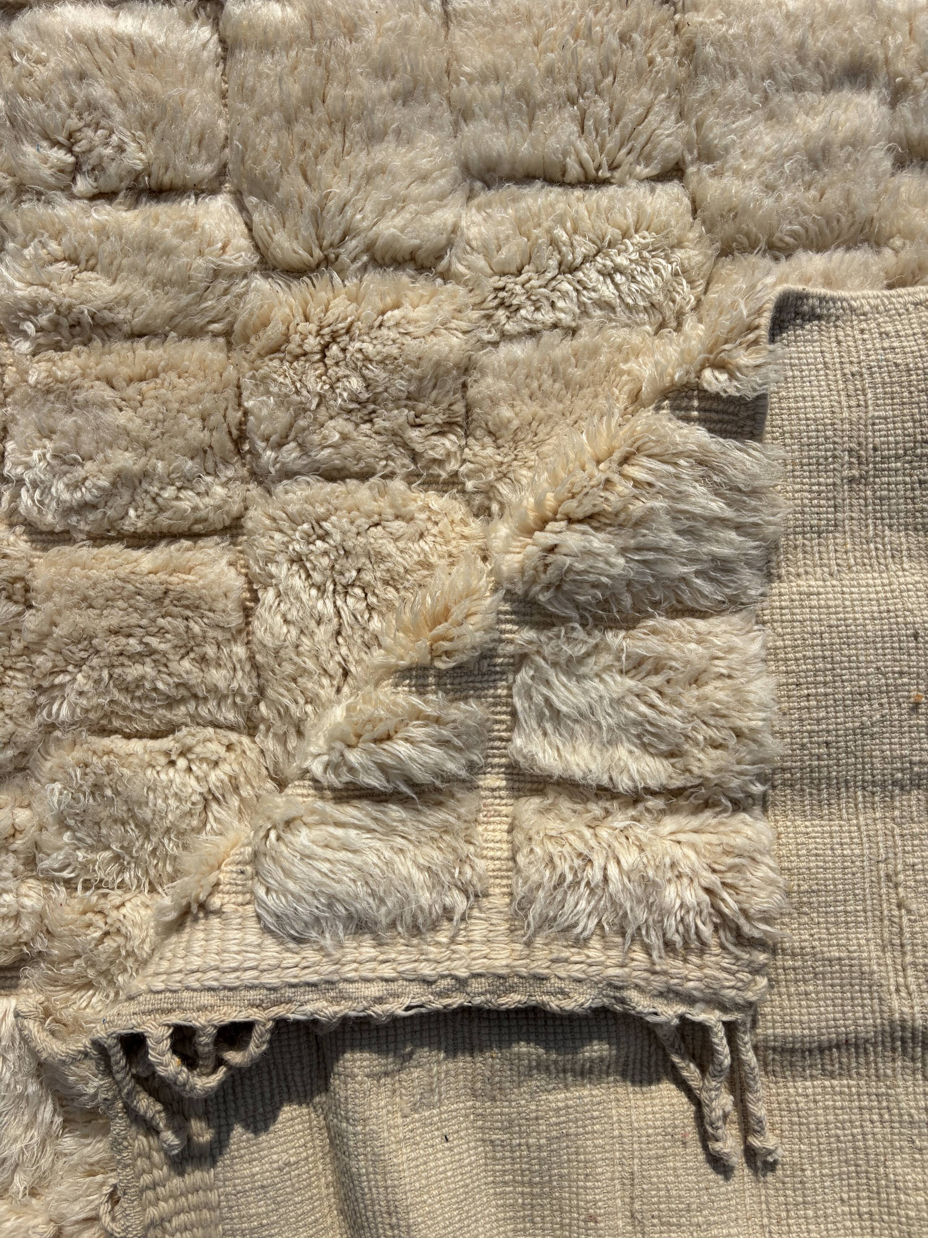 Berber Beni ouarain M'rirt rug in white natural wool