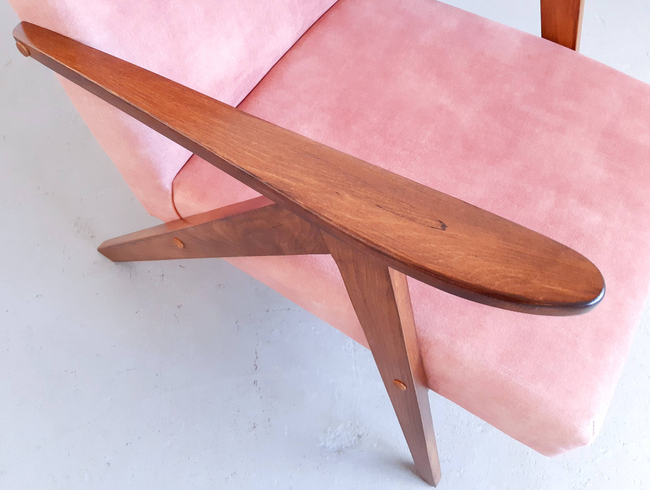 Mid Century Easy Chair Model B 310 Var in Coral Velvet