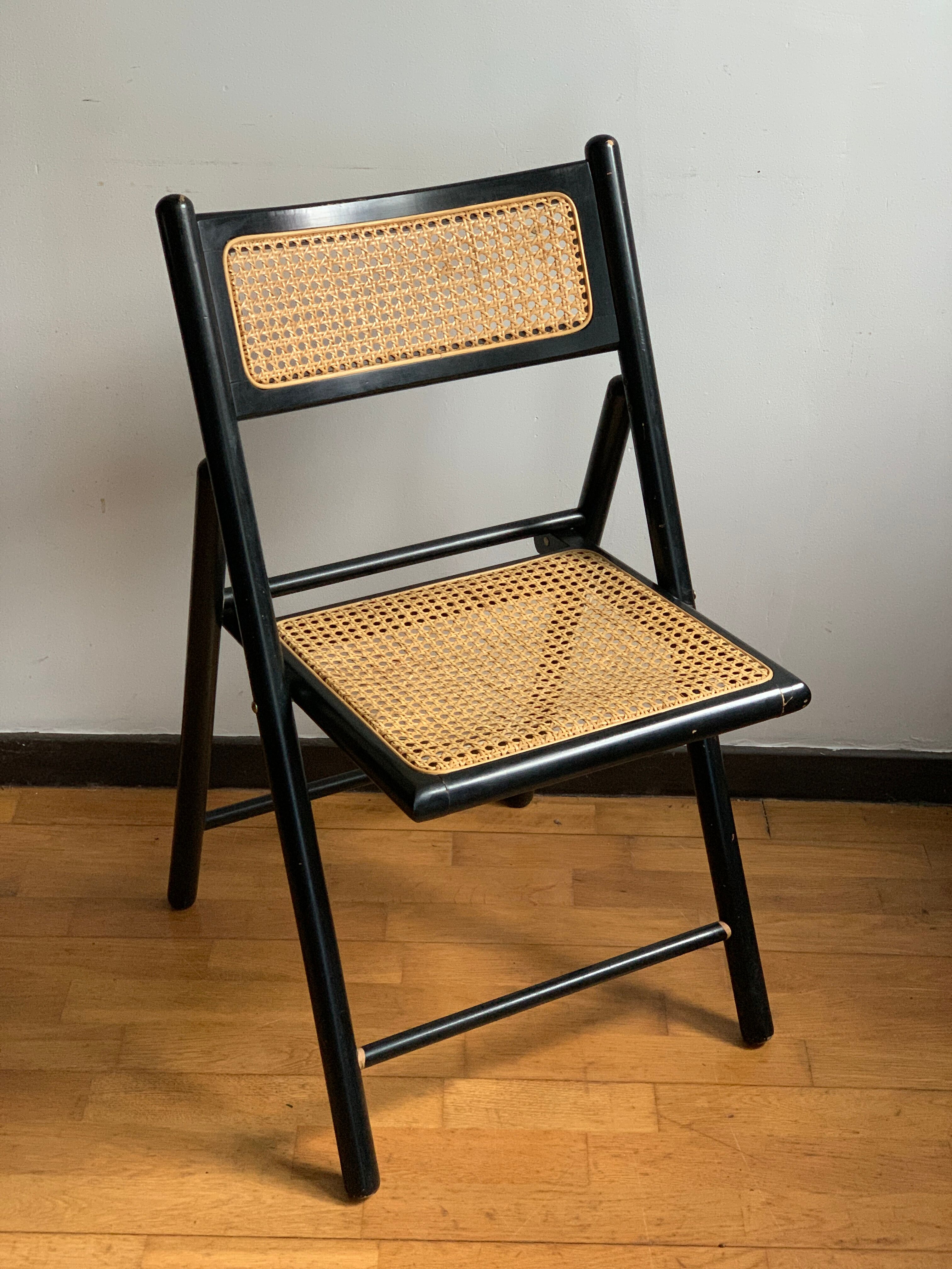 Folding canned chair