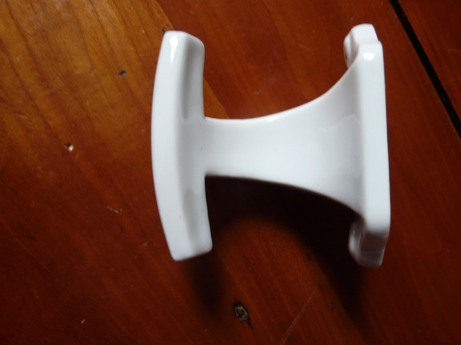 Patère en porcelaine blanche art déco