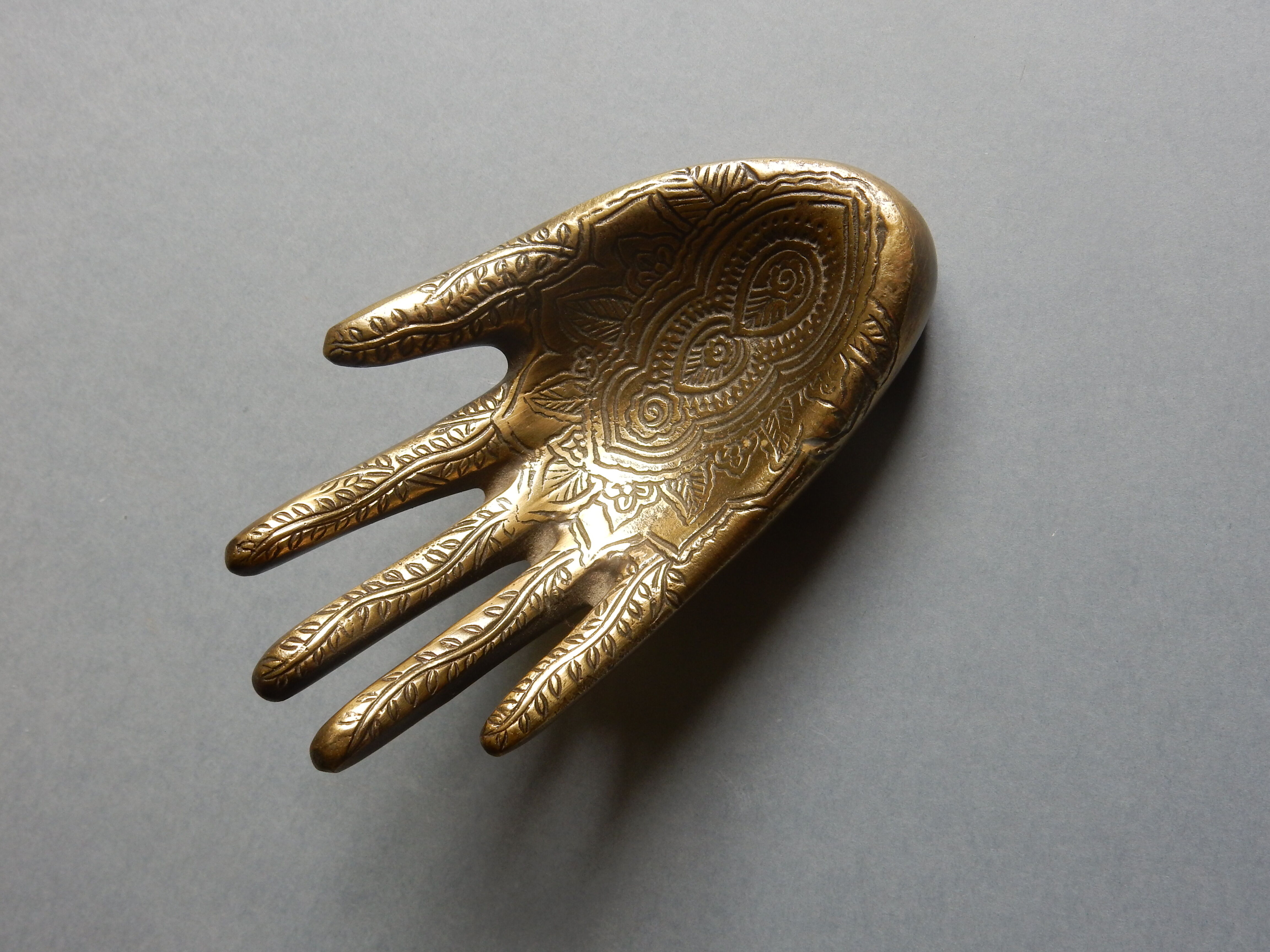 Empty-pocket brass hand