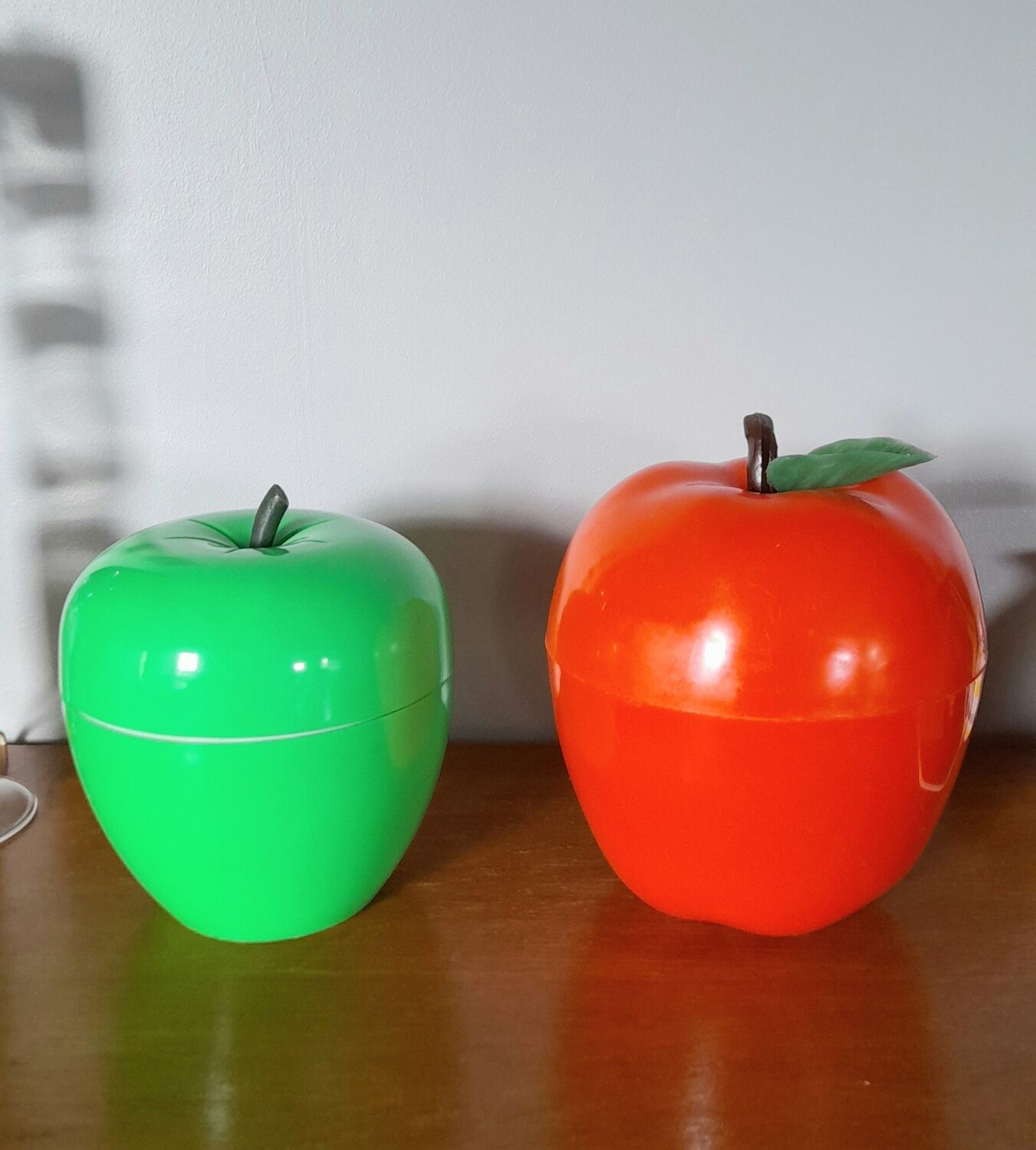 Set of 2 apples ice cube tray 70s
