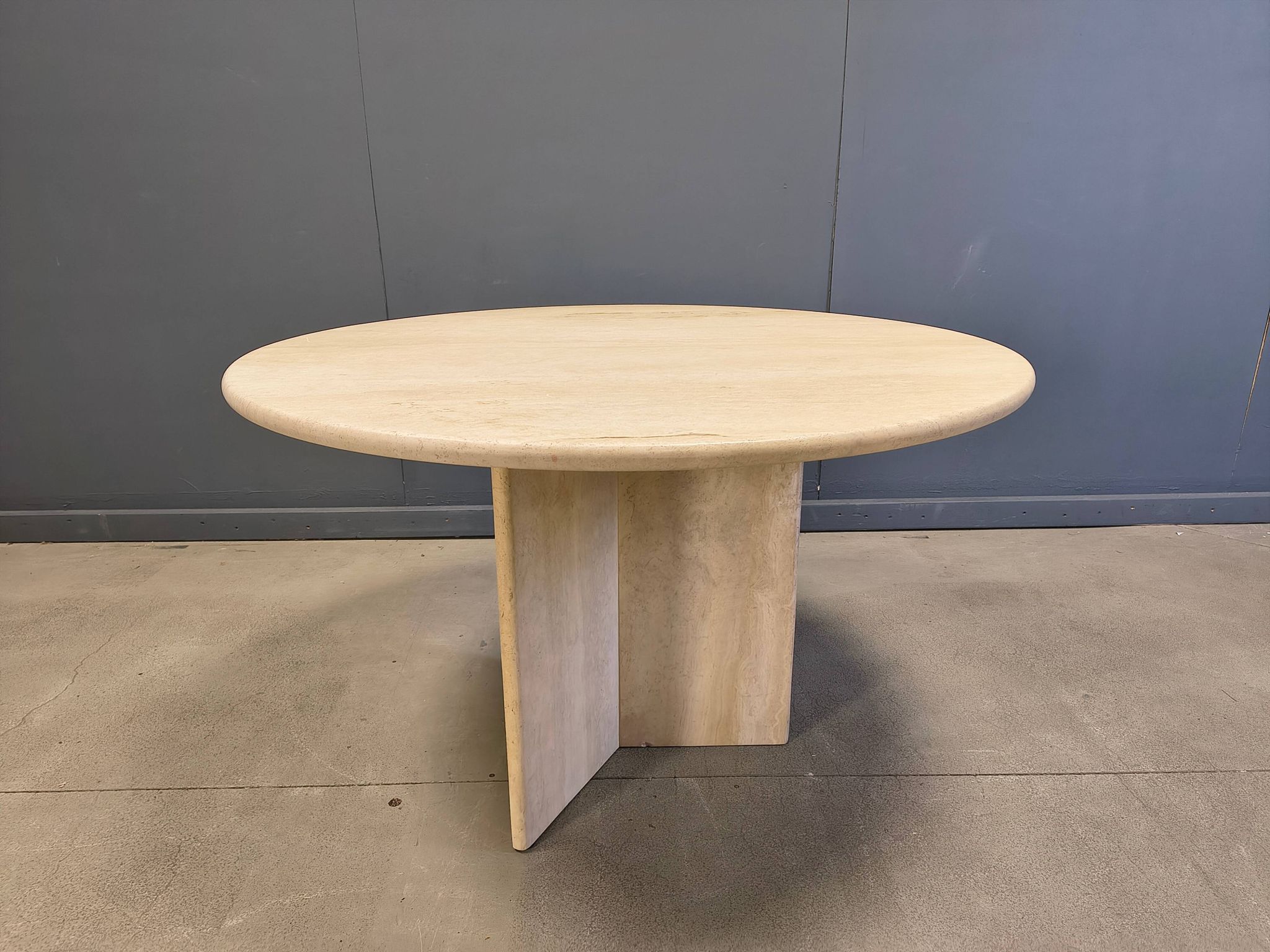 Table à manger ronde en travertin italien des années 1970