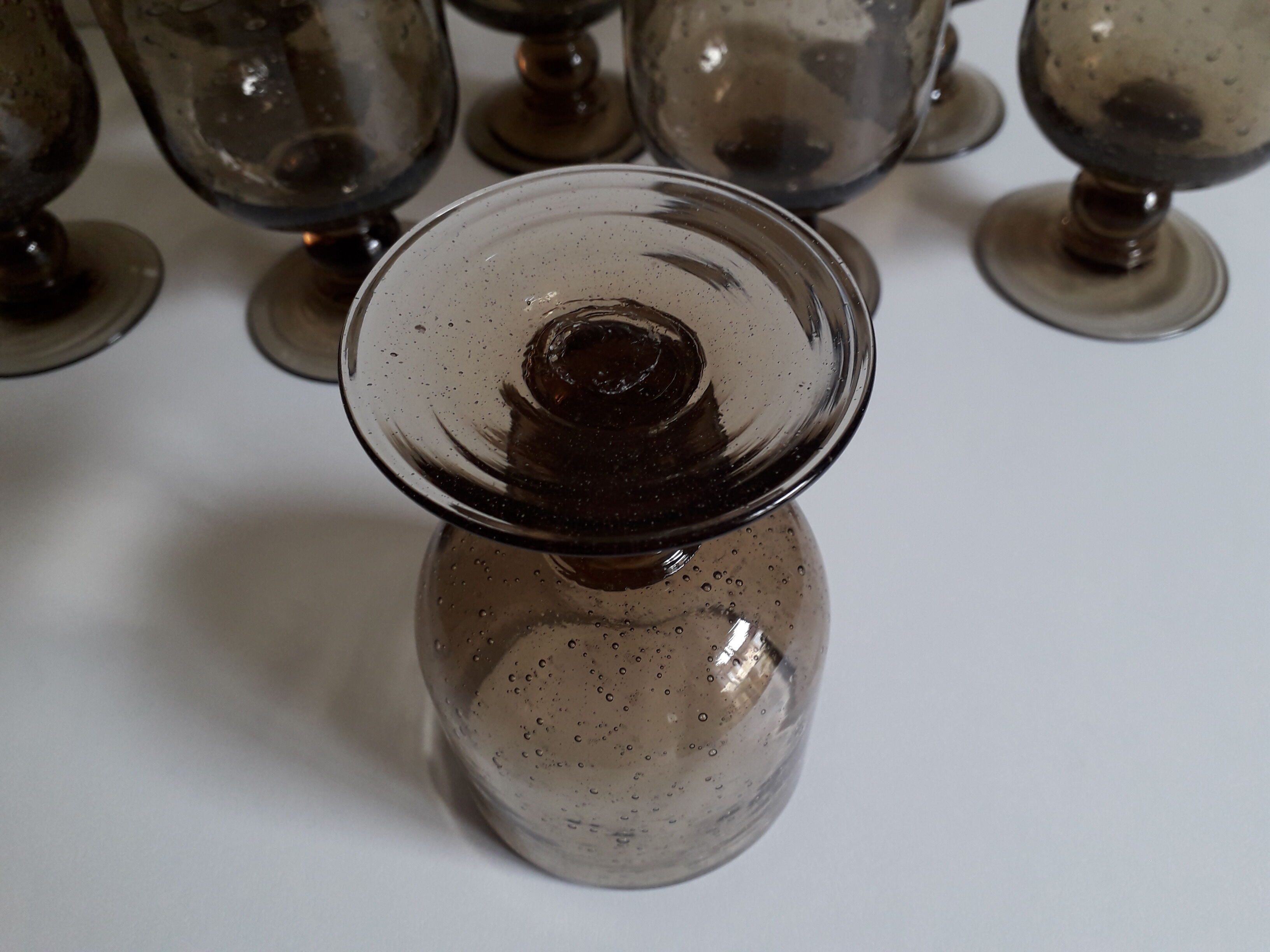 Lot de 8 verres à pied et d'un pichet en verre soufflé et bullé années 70