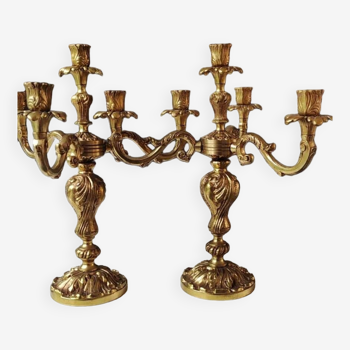 Paire de Chandeliers/Candélabres style Baroque/Rocaille/Louis XV à 4 feux de lumière. En bronze doré. Dim 39 x 34 cm