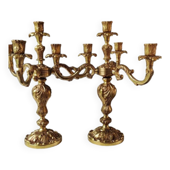 Paire de Chandeliers/Candélabres style Baroque/Rocaille/Louis XV à 4 feux de lumière. En bronze doré. Dim 39 x 34 cm