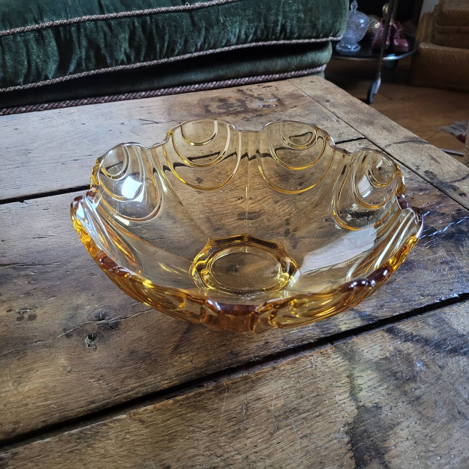 Coupe sur pied en verre ambre doré – design géométrique vintage