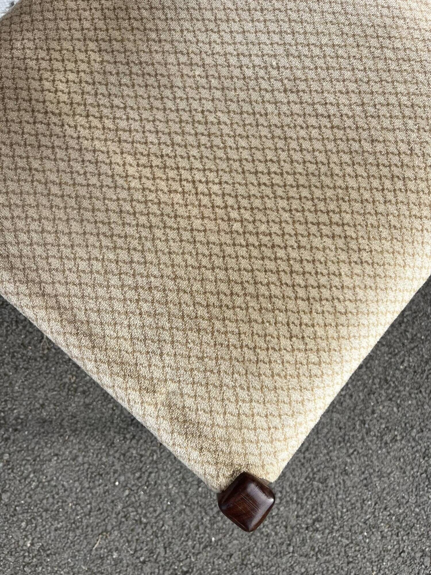 Lot of 4 vintage Scandinavian chairs in wood and golden fabric.