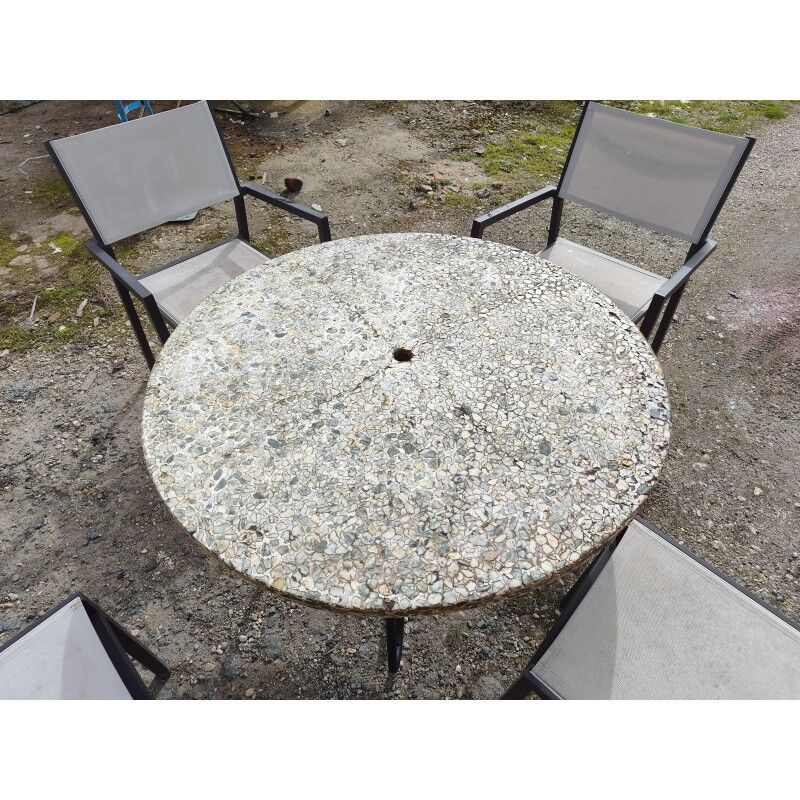 Garden furniture in stone with a vintage 1970s iron base.