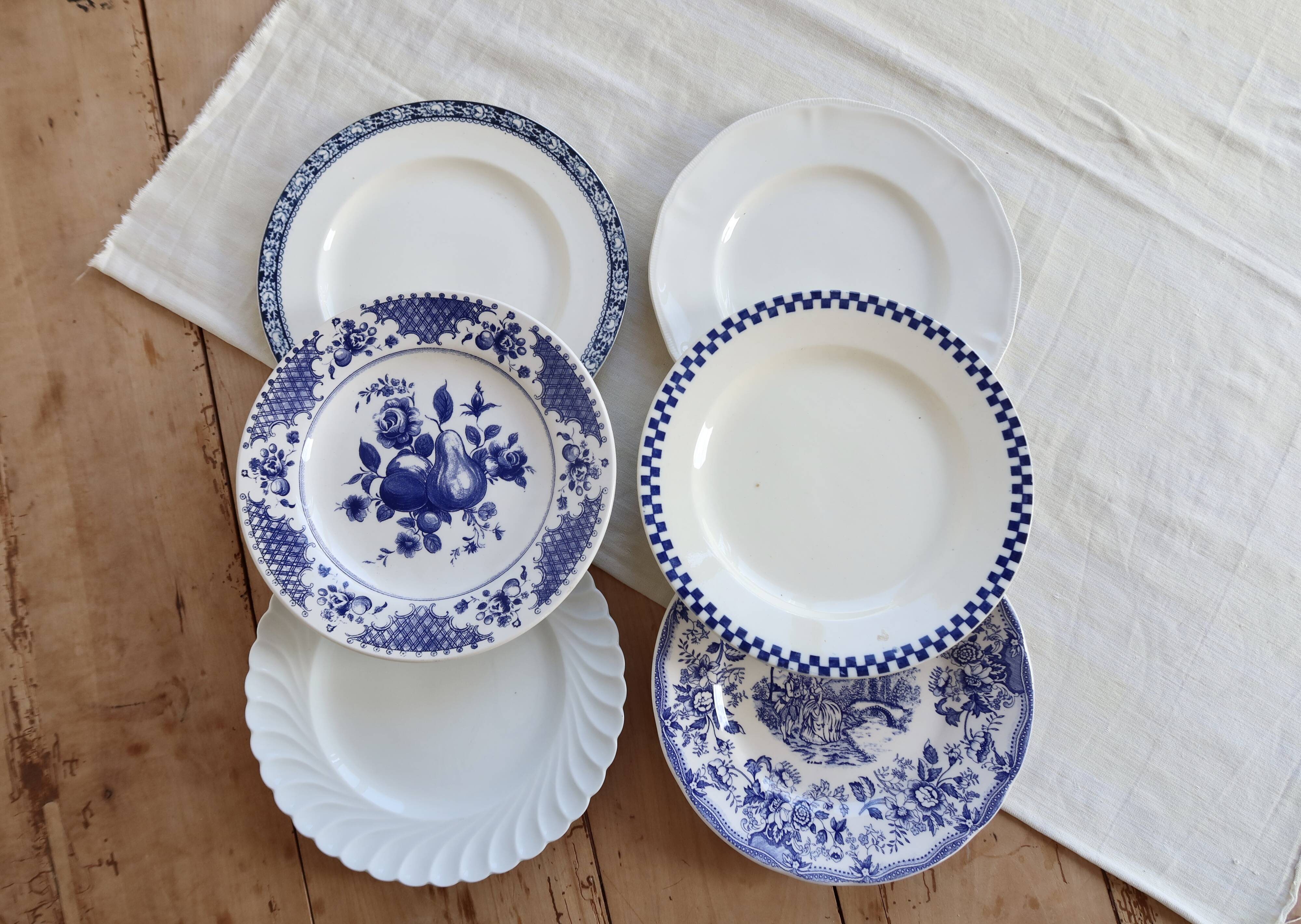 6 mismatched antique blue and white dinner plates – earthenware, porcelain