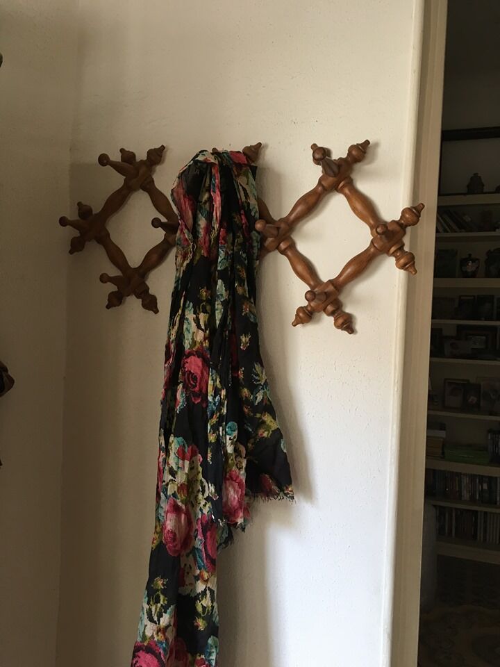 Stretchy wooden wall hanger with ten hooks