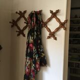 Stretchy wooden wall hanger with ten hooks
