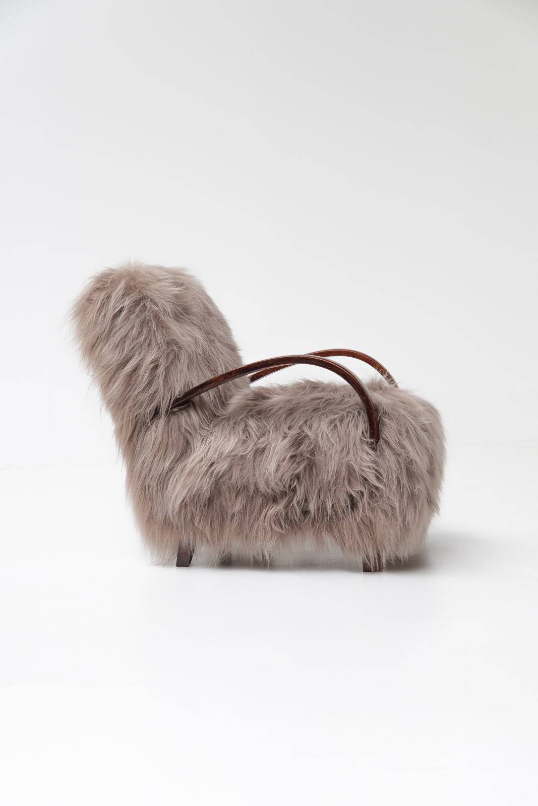 Paire de fauteuils scandinaves en peau de mouton à poils longs, années 1950