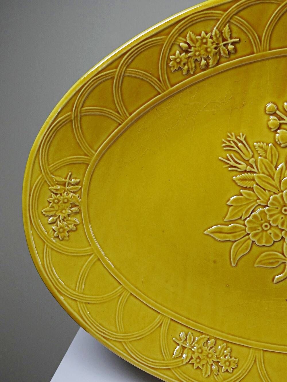 Large oval dish Bordallo Pinheiro yellow earthenware, Portugal 1970-1980