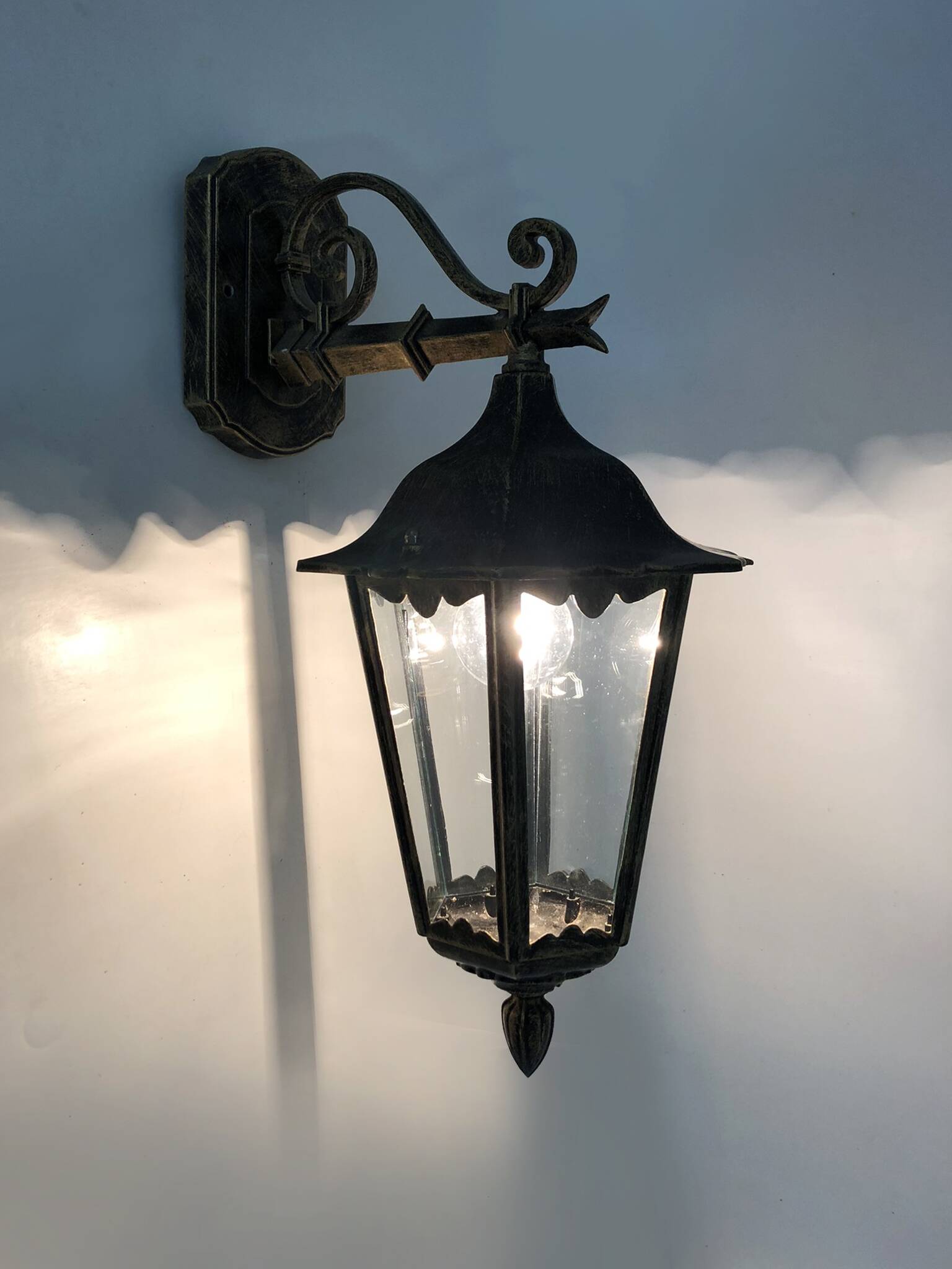 Grande paire d'appliques murales lanternes extérieur, lanternes en métal noirci et verre. Années 80