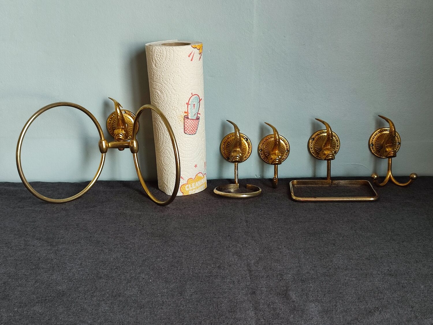 Ensemble de salle de bain doré en forme de poisson vintage.