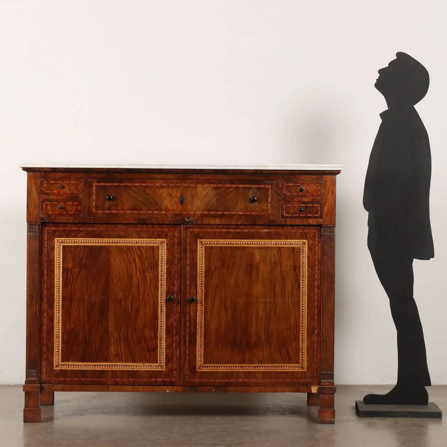 Antique buffet in Eastern European walnut, 19th century.