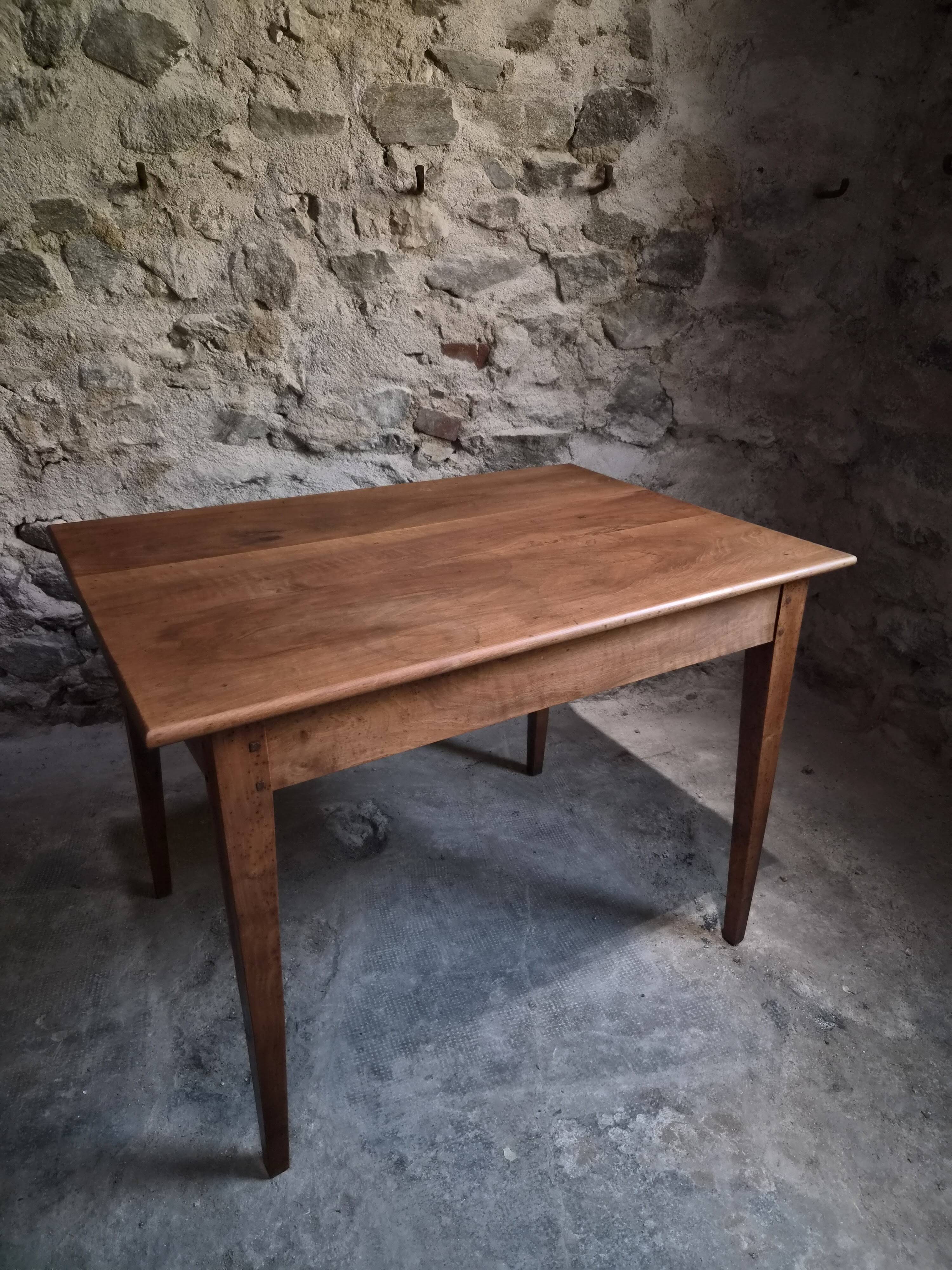 Table française ancienne en noyer avec tiroir, vers 1900–1920