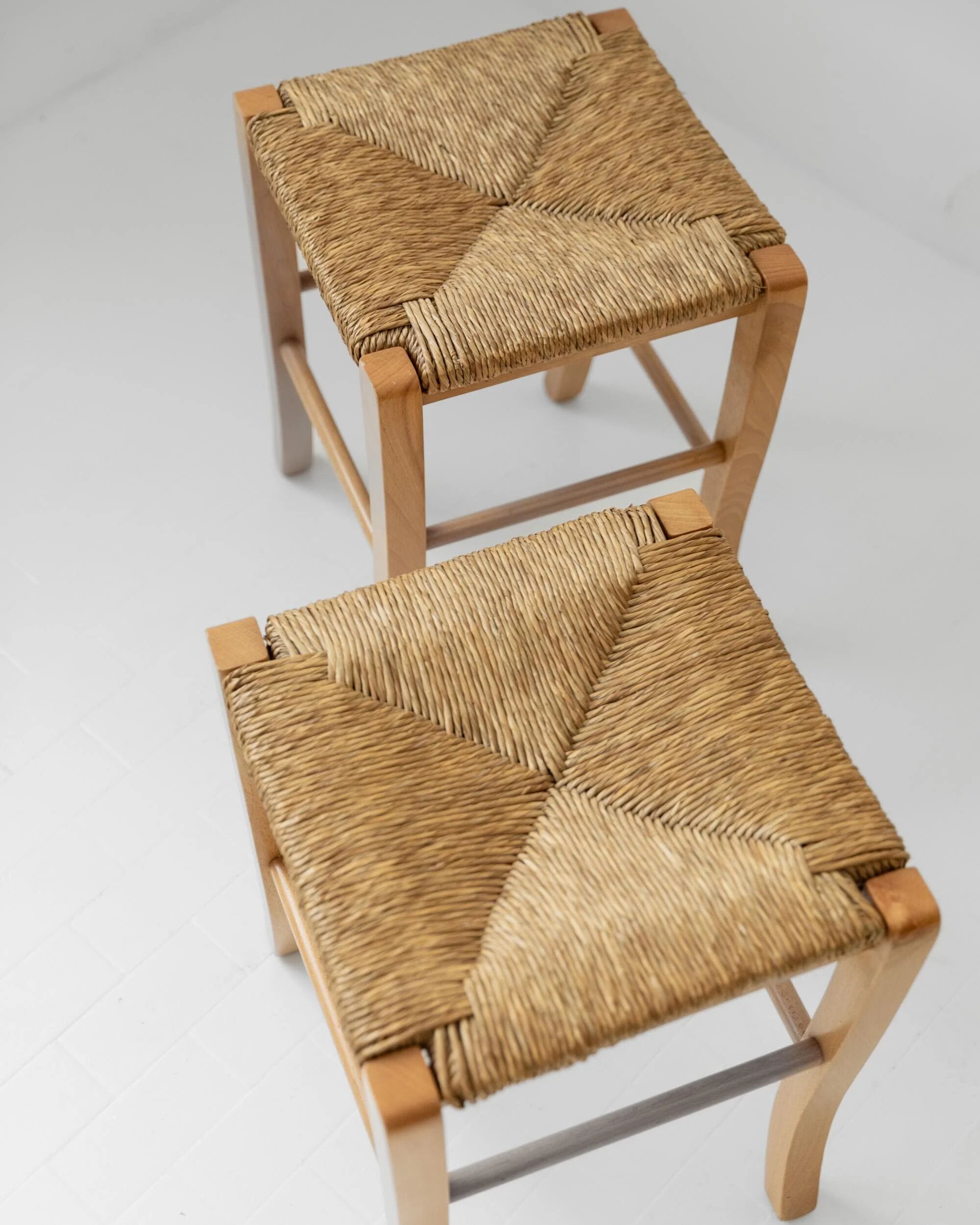 Lot of 2 vintage wooden stools from the 1980s, with hand-woven straw seats.