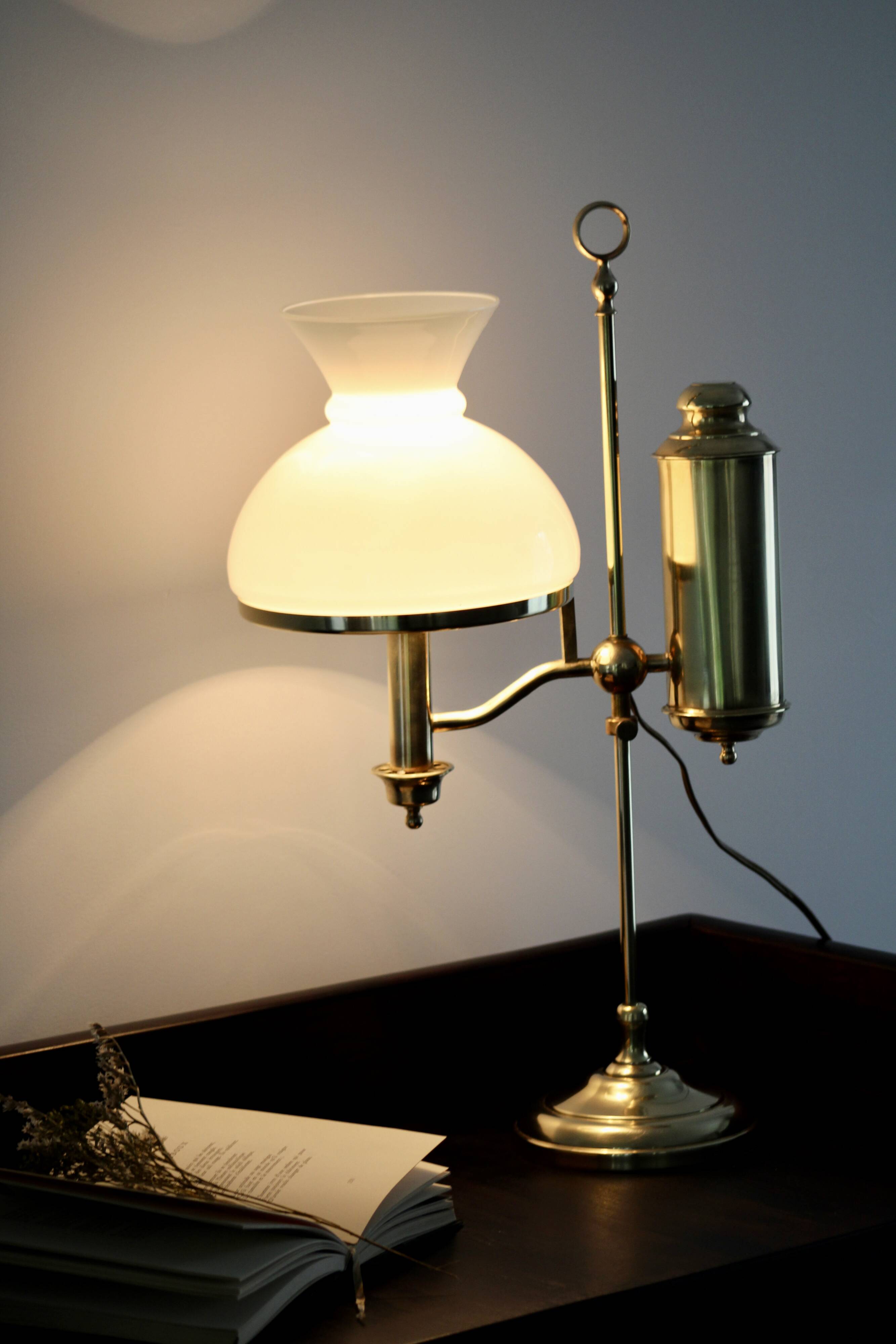 English Quinquet lamp in brass and opaline.