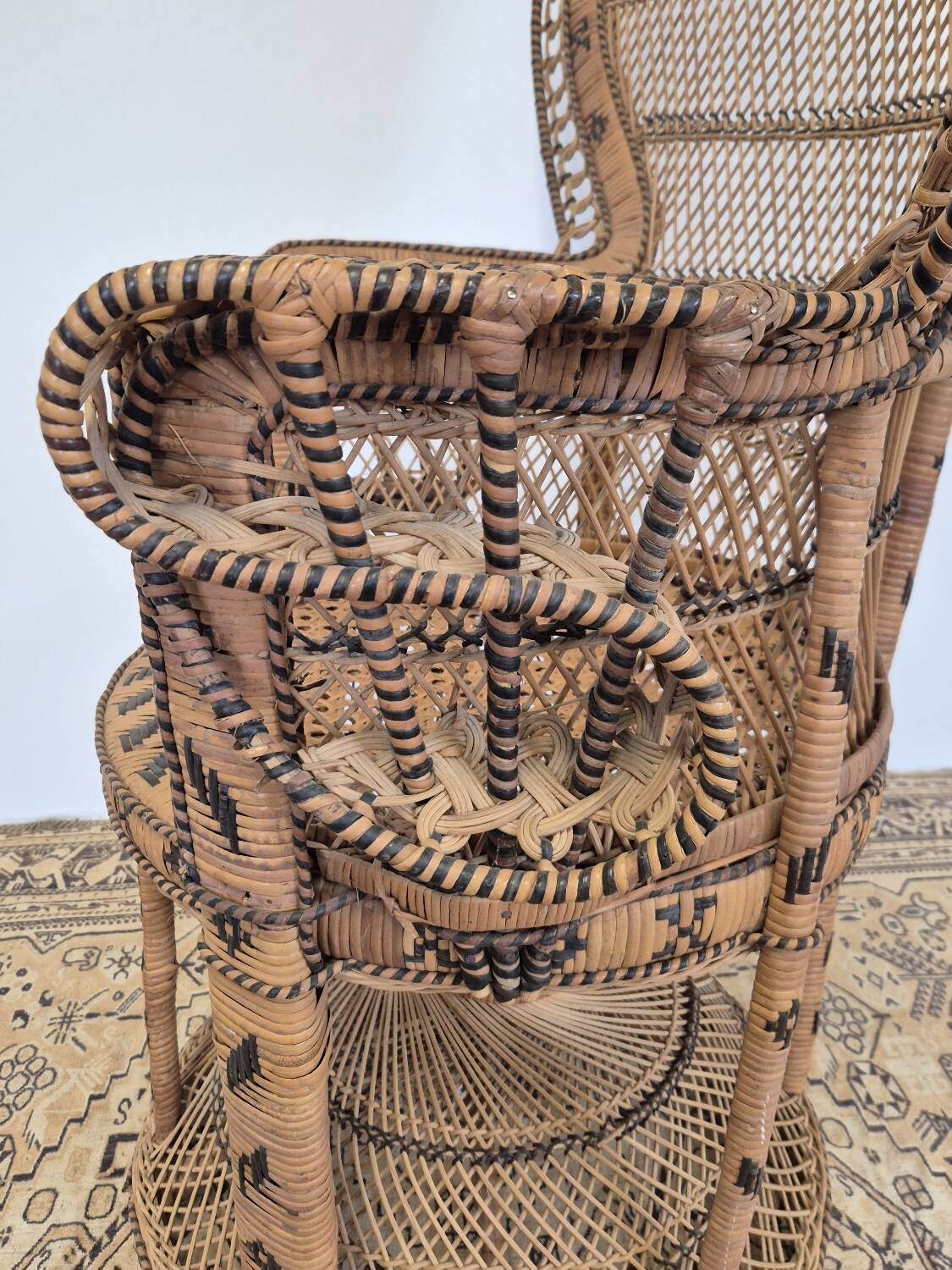 Fauteuil Emmanuelle "Peacock" vintage en rotin