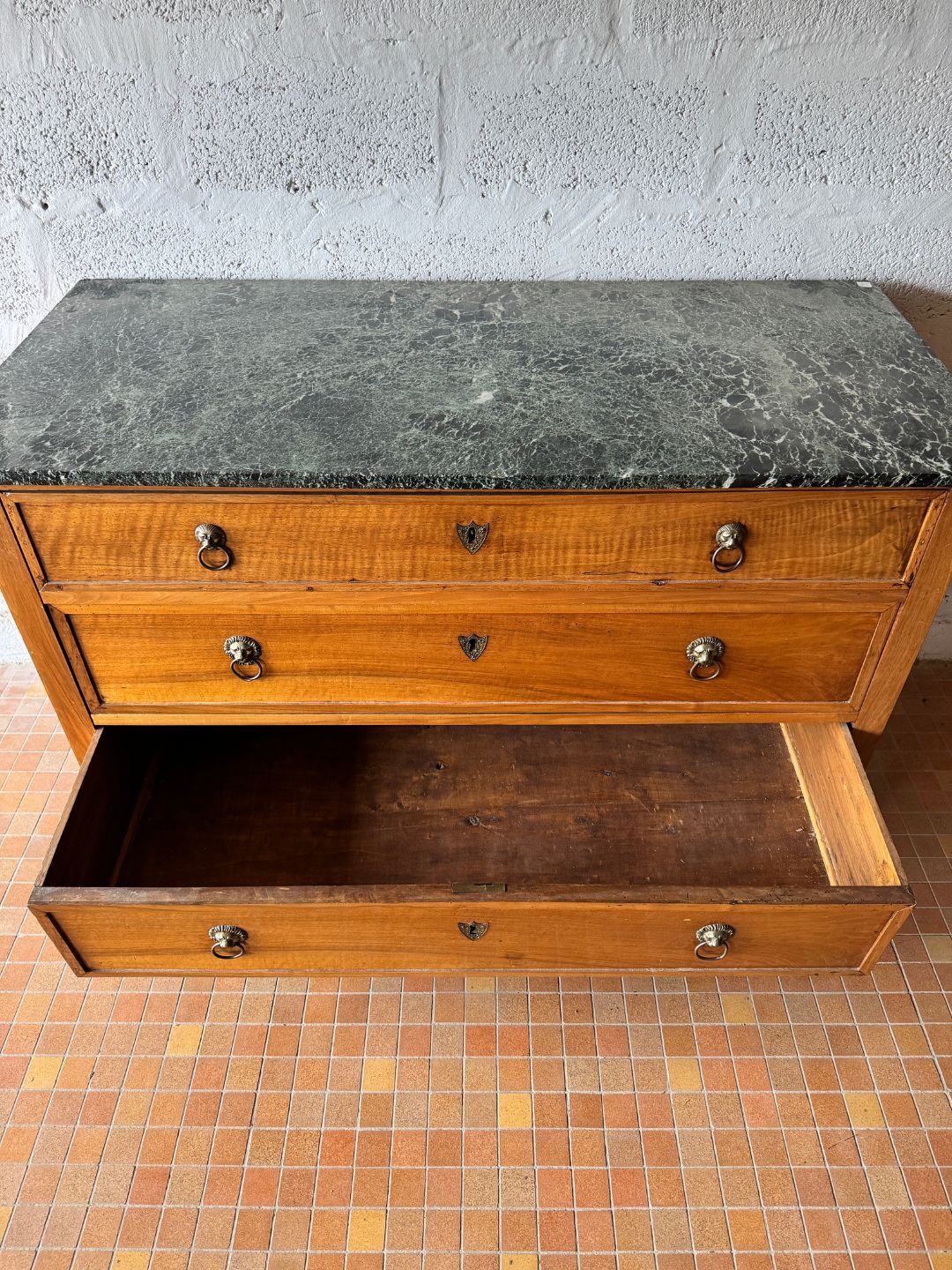 Commode ancienne en noyer